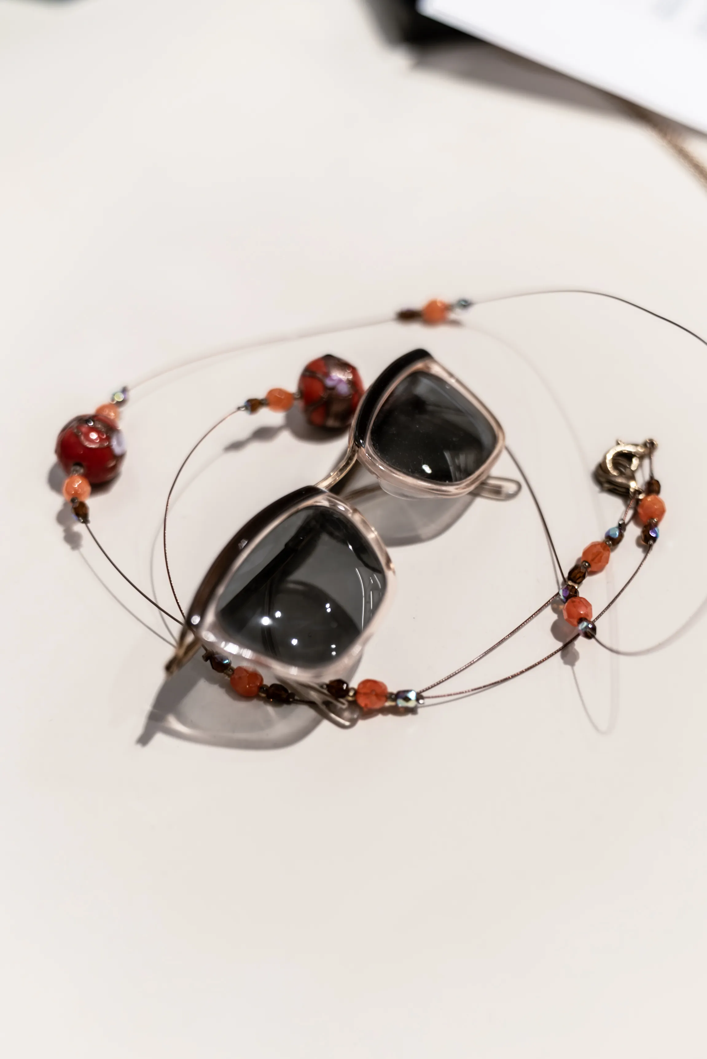 Occhiali da vista per bambini selezionati da Ottica Dentella ad Ancona, con montature leggere, resistenti e adatte ai più piccoli per accompagnarli nelle attività quotidiane con comfort e stabilità. L’immagine rappresenta la proposta dedicata all’ottica pediatrica, con attenzione alla corretta vestibilità sul viso, alle dimensioni della montatura, alla praticità d’uso e alla scelta di soluzioni visive pensate per un utilizzo quotidiano sicuro e confortevole.