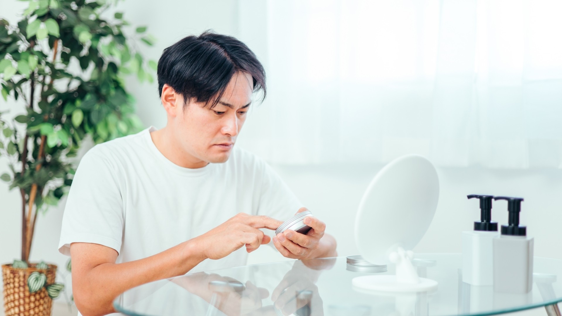 鏡を見ている男性