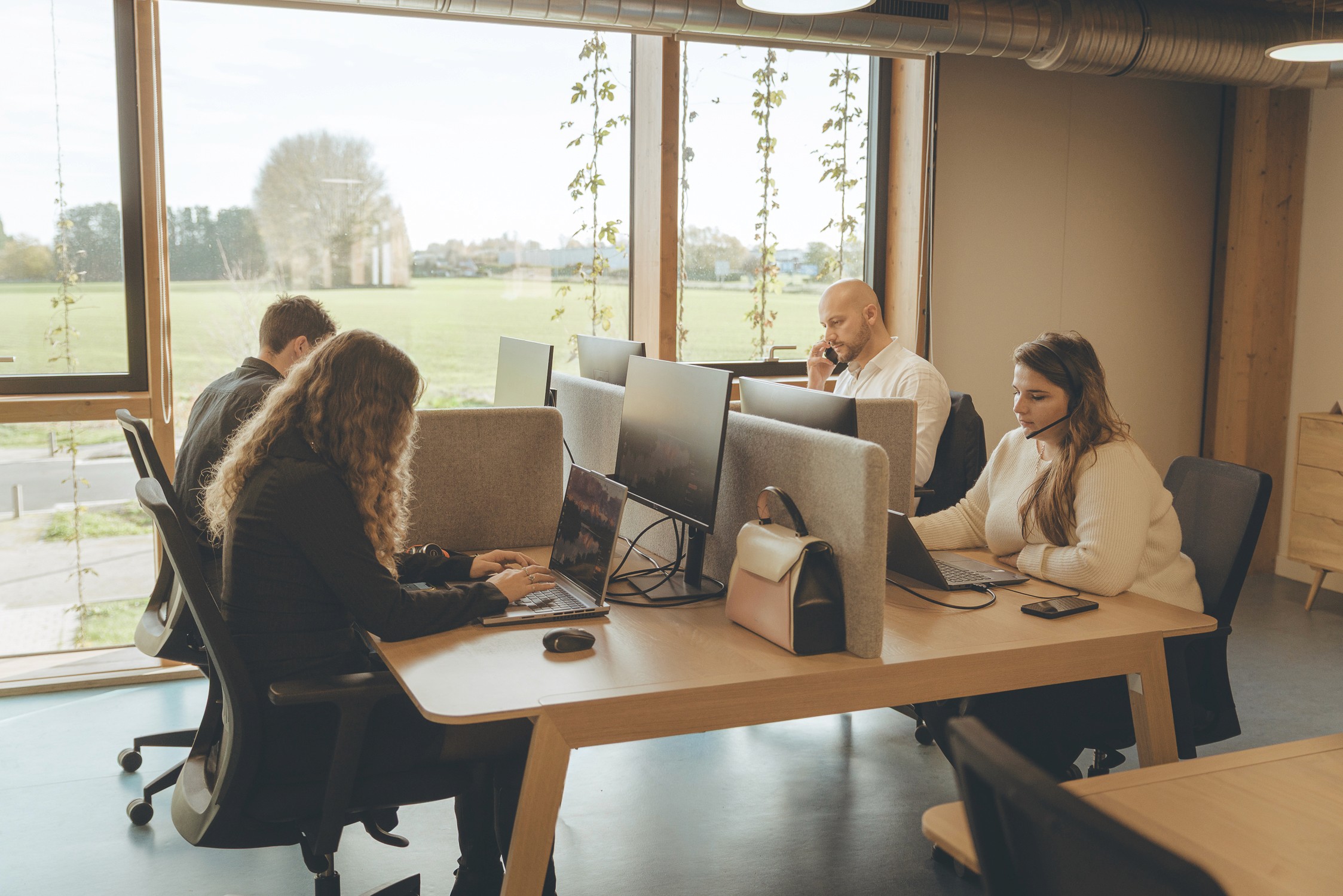 Commerciaux prospectant des clients dans un bureau