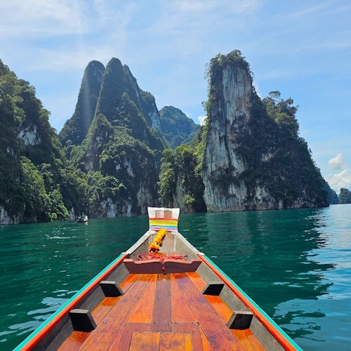 在喬蘭湖 (Cheow Lan Lake) 享受美麗的風景，位於考索國家公園 (Khao Sok National Park)