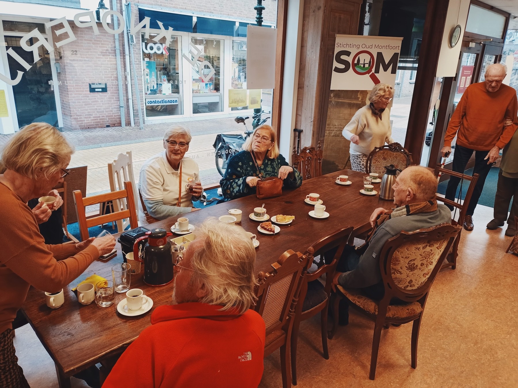 De Zonnebloem haalt herinneringen op in De Knoperij - Oud Montfoort