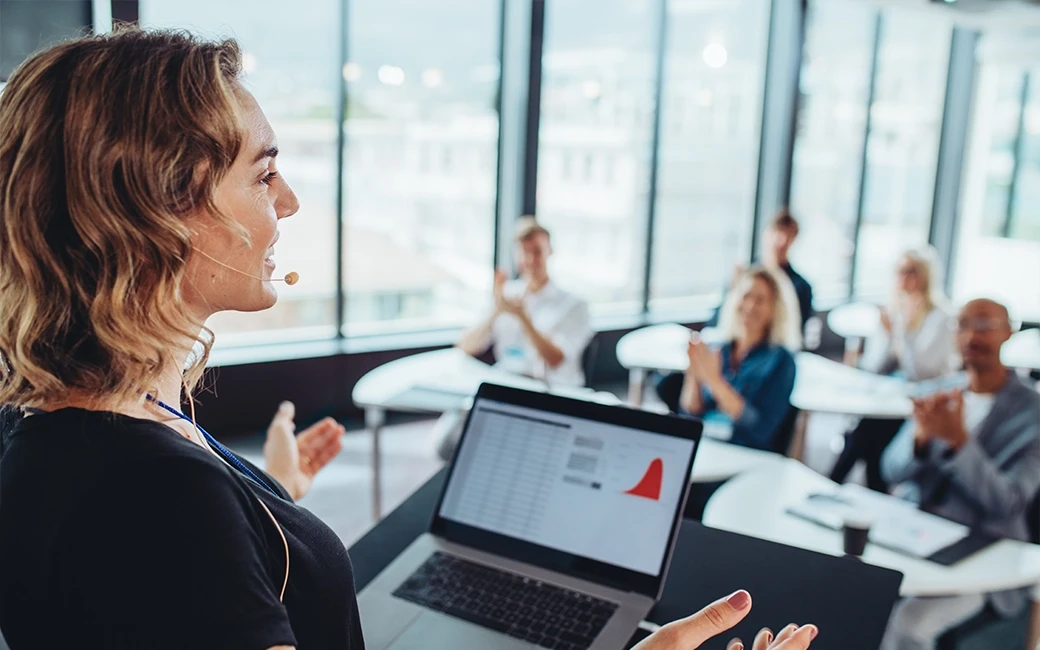 Een afbeelding van een vrouwelijke spreker tijdens een trainingssessie