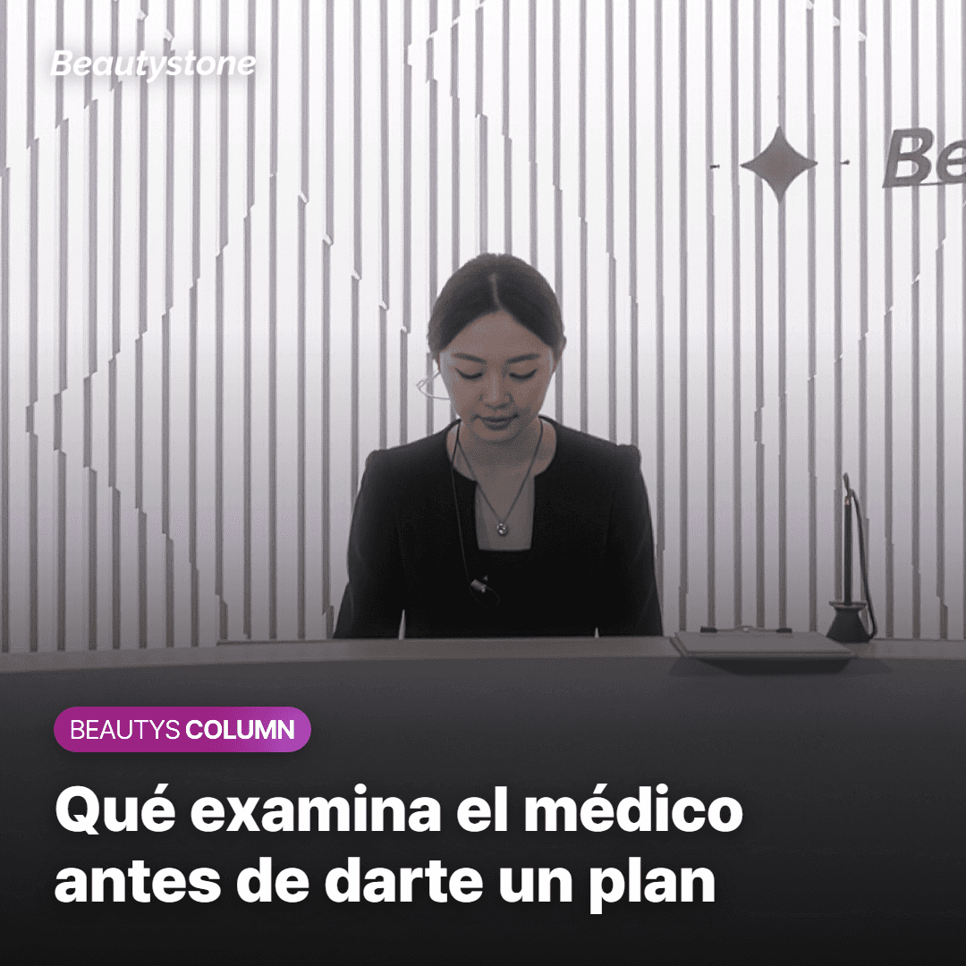 Dermatólogo examinando de cerca la piel del rostro de una paciente