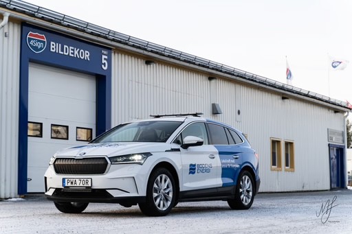 Företagsbil med kundanpassad fordonsdekor och logotyp från 4Sign.