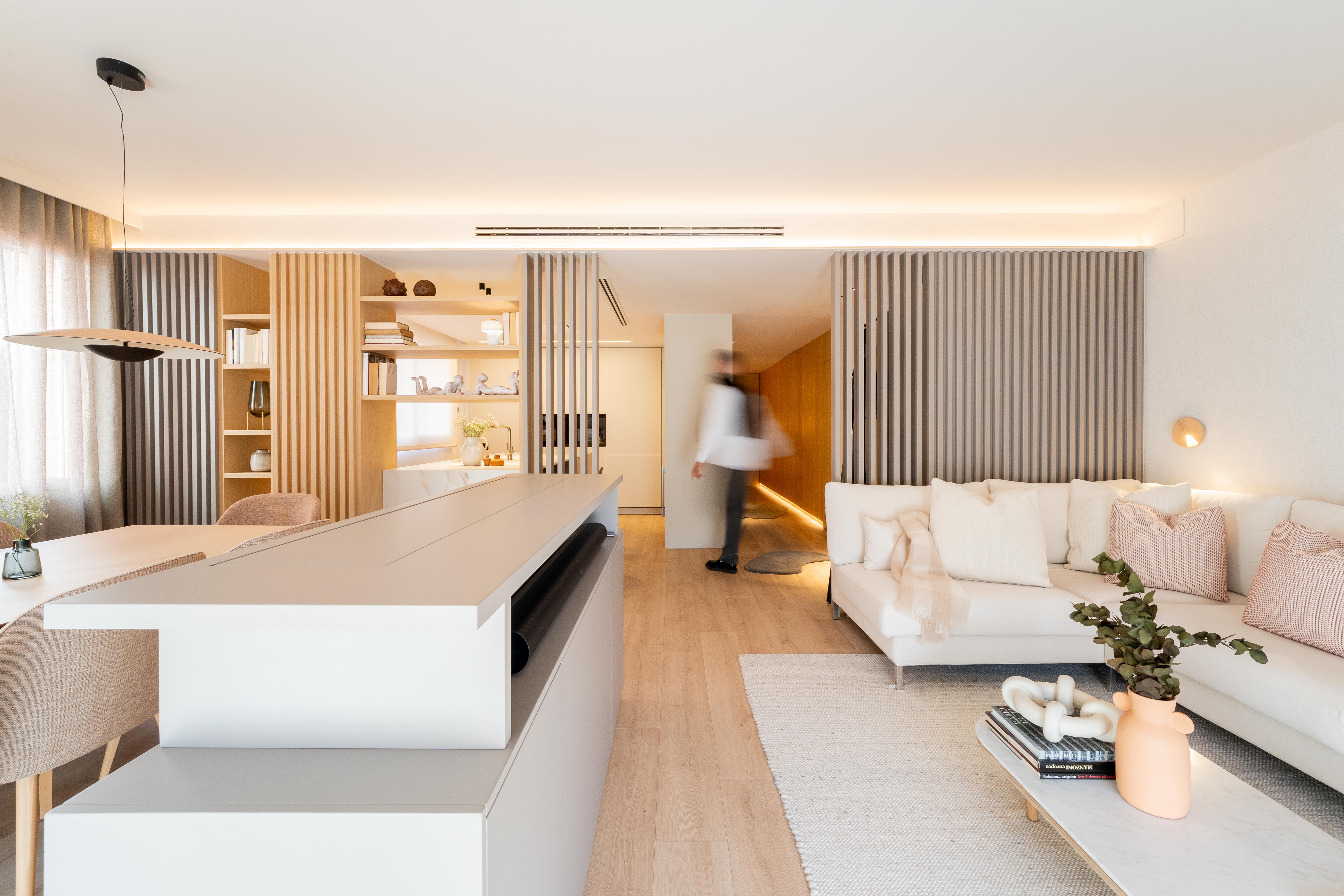 Zona moderna de salón y comedor con separadores de listones de madera