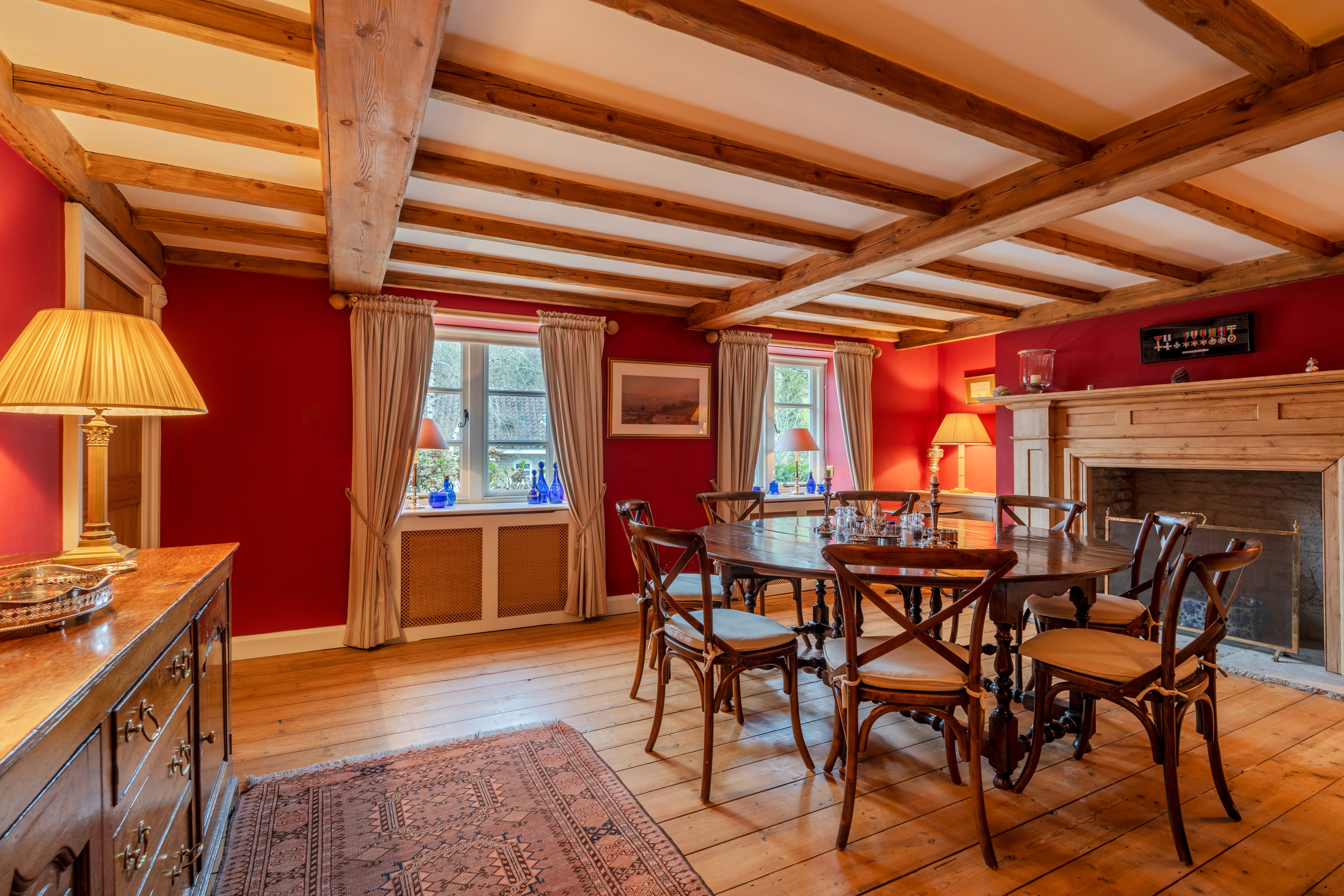 Dining room with beams and red heritage décor