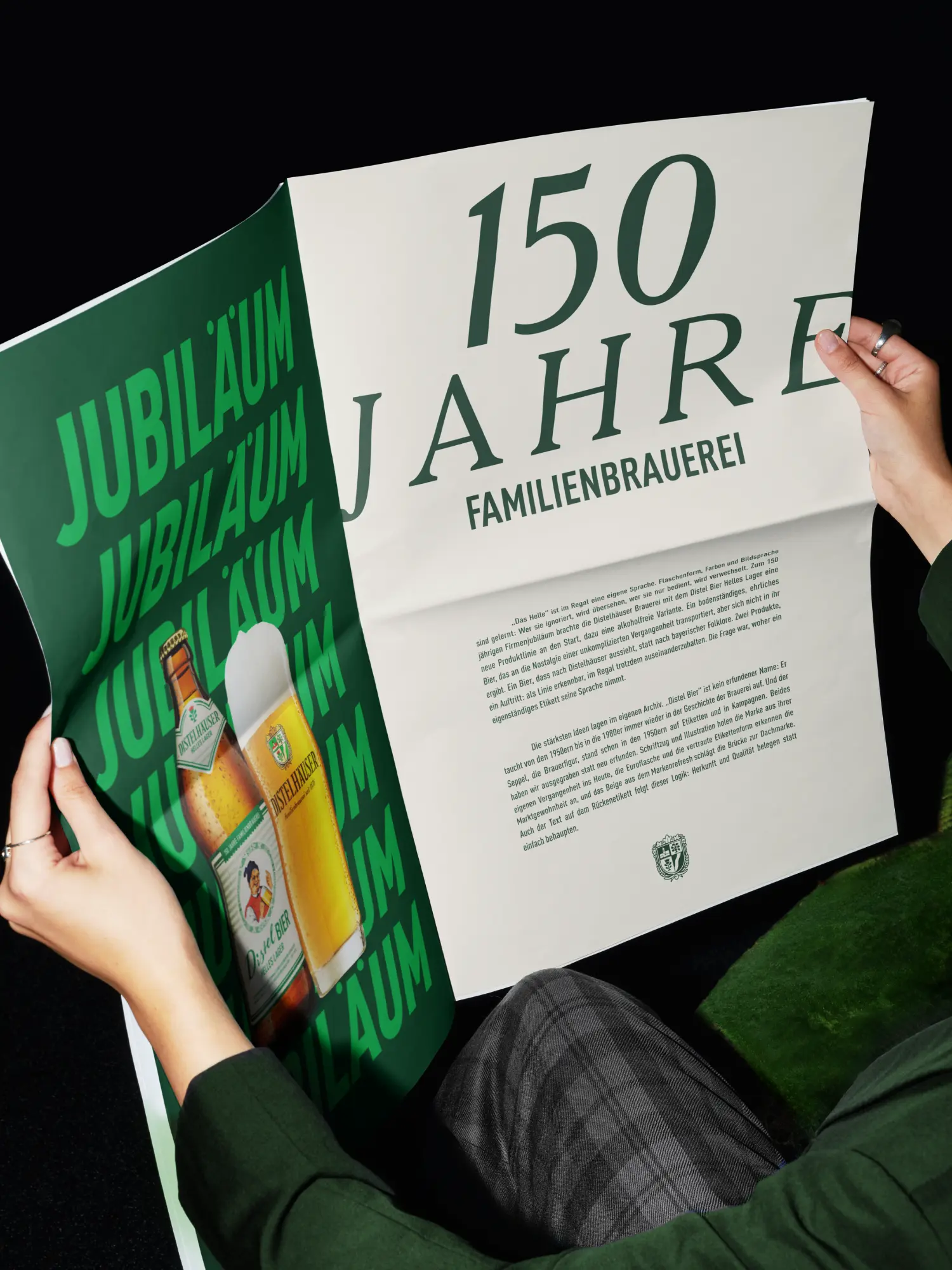 Aufgeschlagene Jubiläumsbroschüre zum 150-jährigen Bestehen der Distelhäuser Familienbrauerei