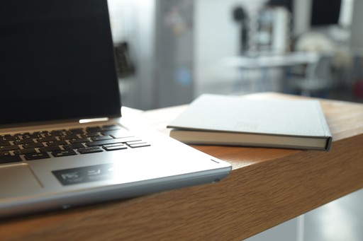 Laptop und Notizbuch im modernen Büro von Leadtransform