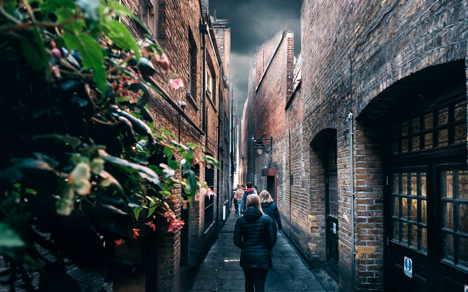 伦敦狭窄小巷内的徒步旅行团,哈利·波特电影拍摄地点。