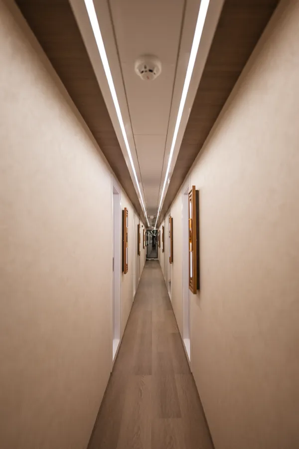 Коридор с луксозна настилка на Sea Treasure