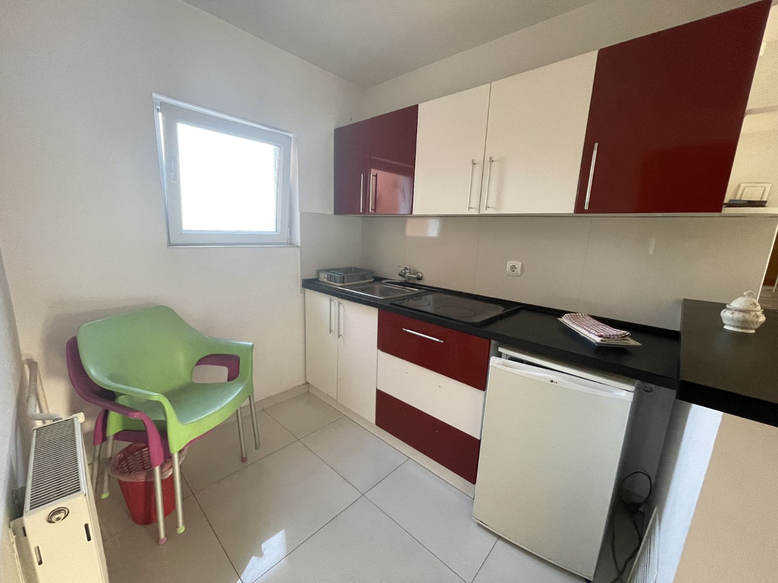 Slika kuhinje Apartmana 19 u Novom Sadu.