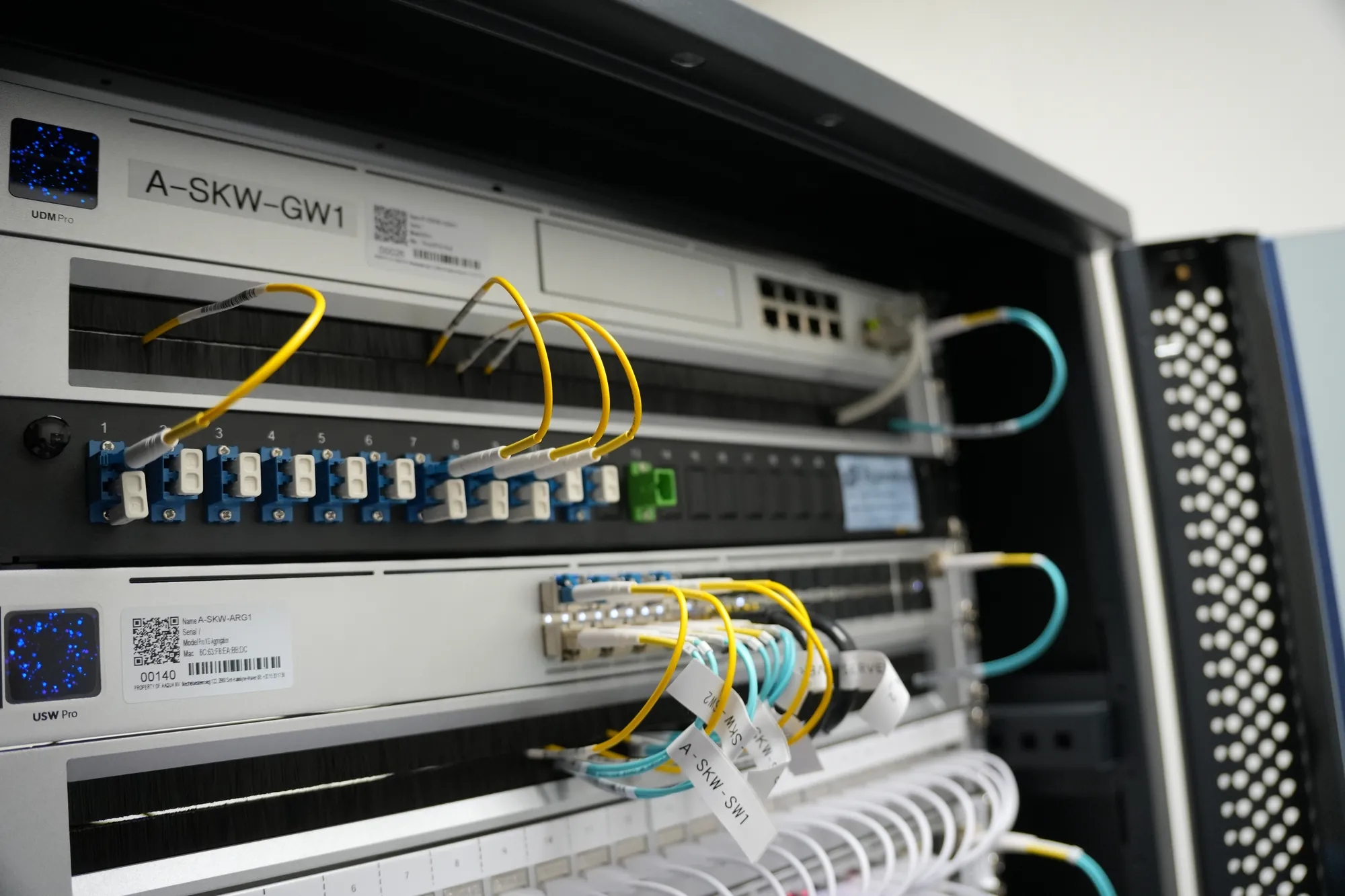 Glasvezelpatchpanelen en netwerkapparatuur in het AAQUA-rack