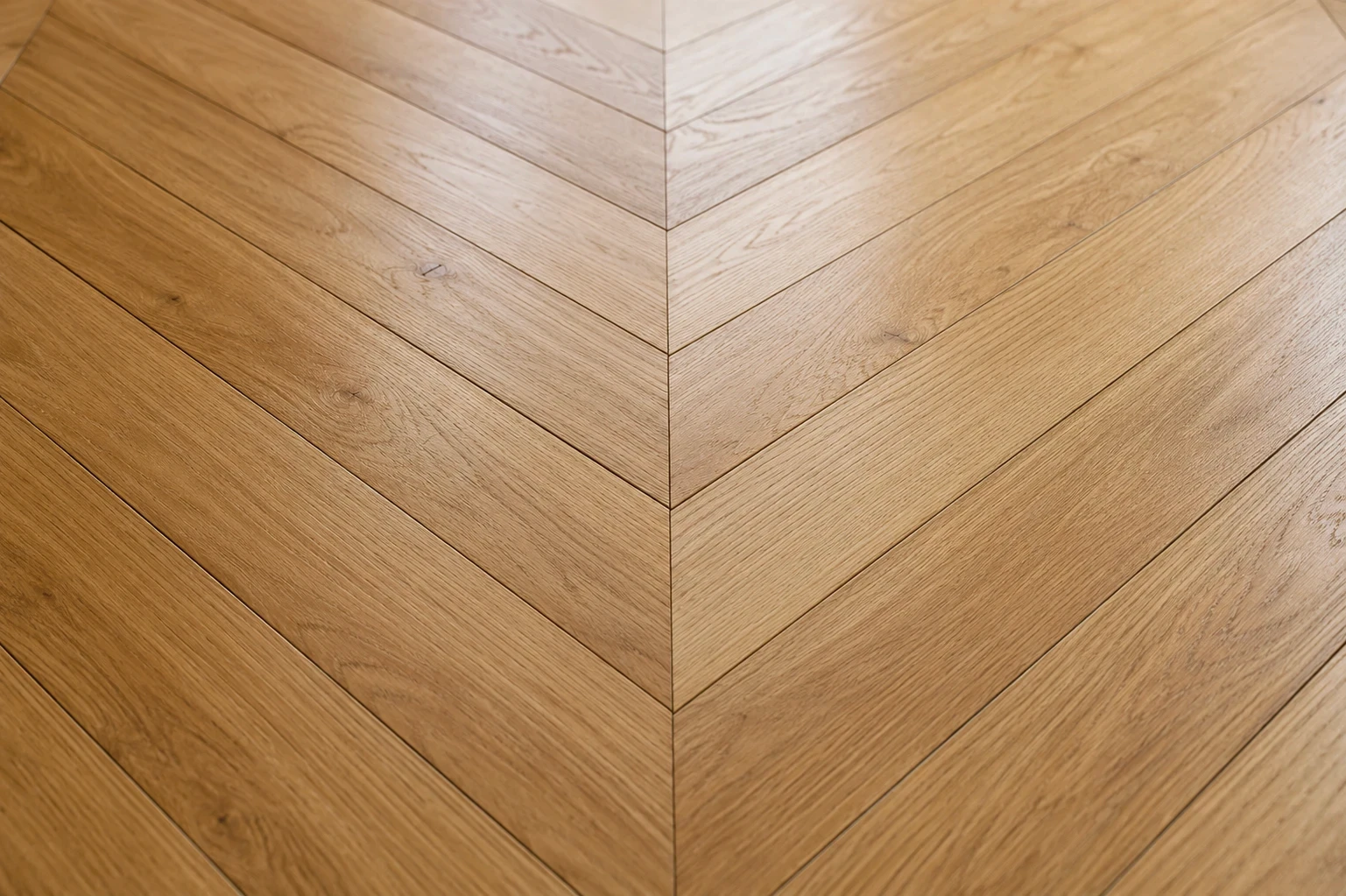 Détail des pointes d’un parquet point de Hongrie en chêne, lames coupées en biseau