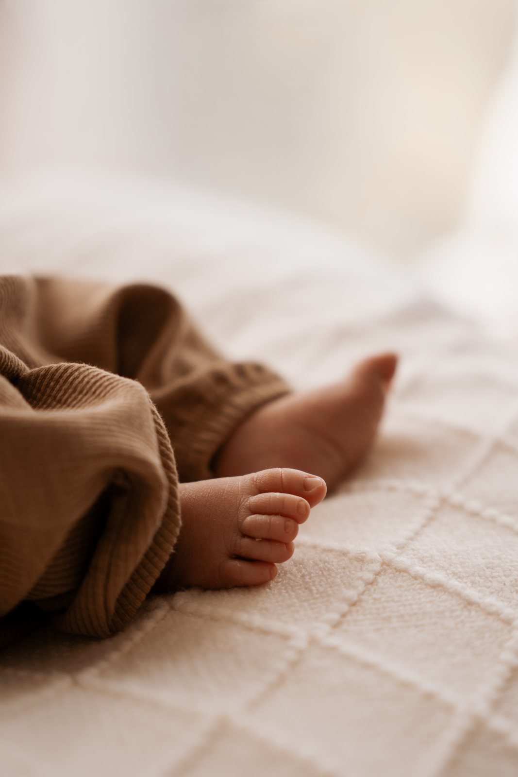 Neugeborenes auf einer weichen Decke