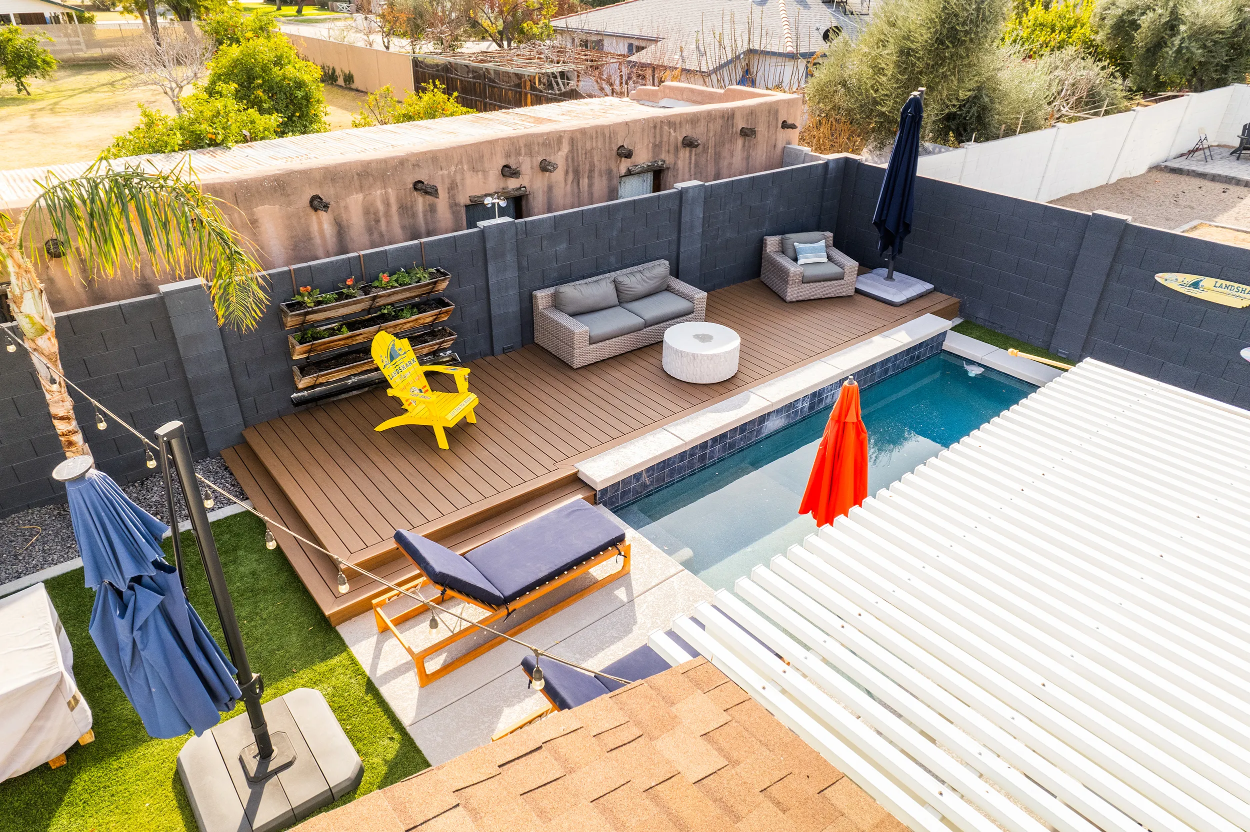 HBC Desks – A Contemporary Poolside Sanctuary with Trex Transcend Lineage decking
