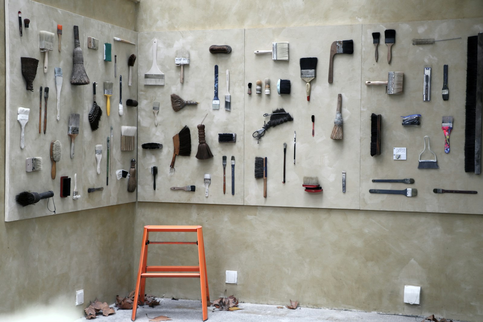 Outils suspendus dans un atelier