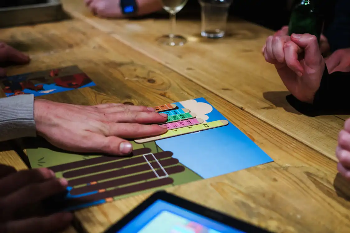 Persoon opent een doosje met puzzels voor een teambuilding activiteit van The Box Company. 