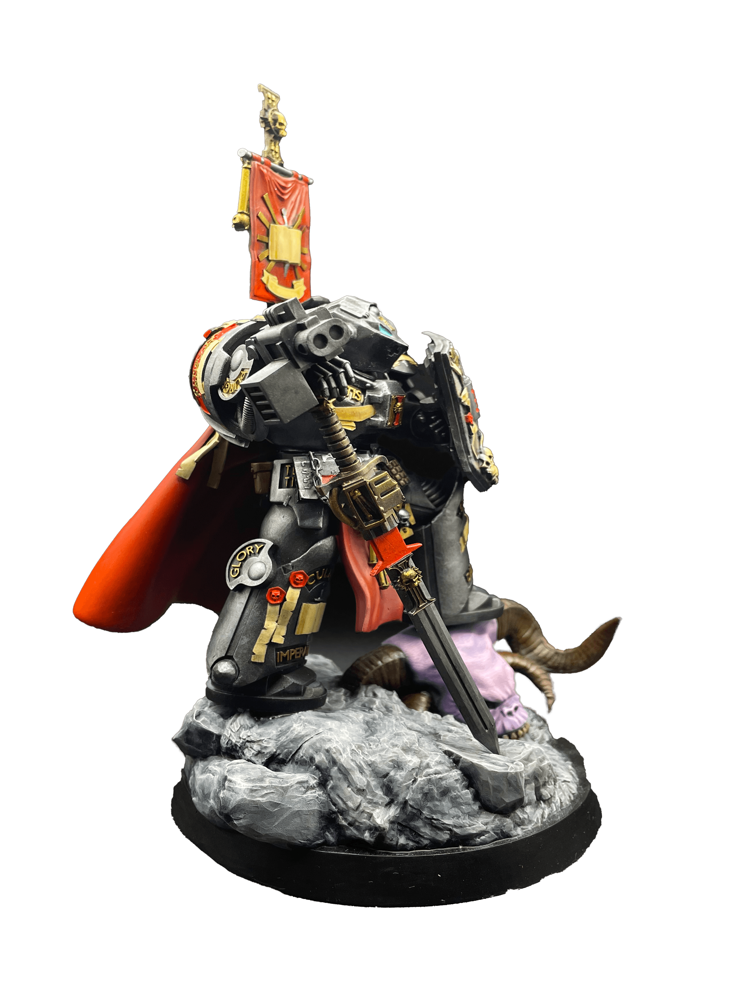 Ručně malovaná figurka Space Marine kapitána ze světa Warhammer 40K v černé zbroji s červeným pláštěm a bannerem bez pozadí