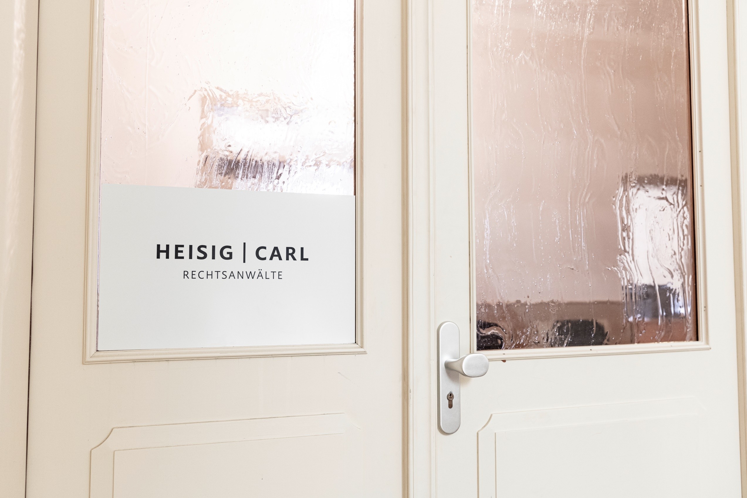 Tür mit Schild der Rechtsanwaltskanzlei Heisig Carl