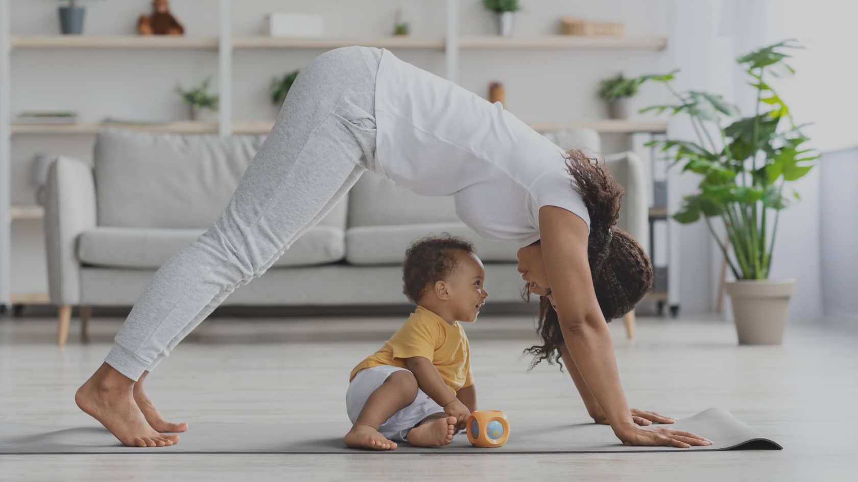 Maman qui fait 15 minutes de sport par jour avec son bébé