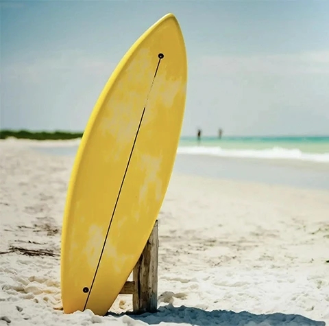 Planche de surf jaune sur plage