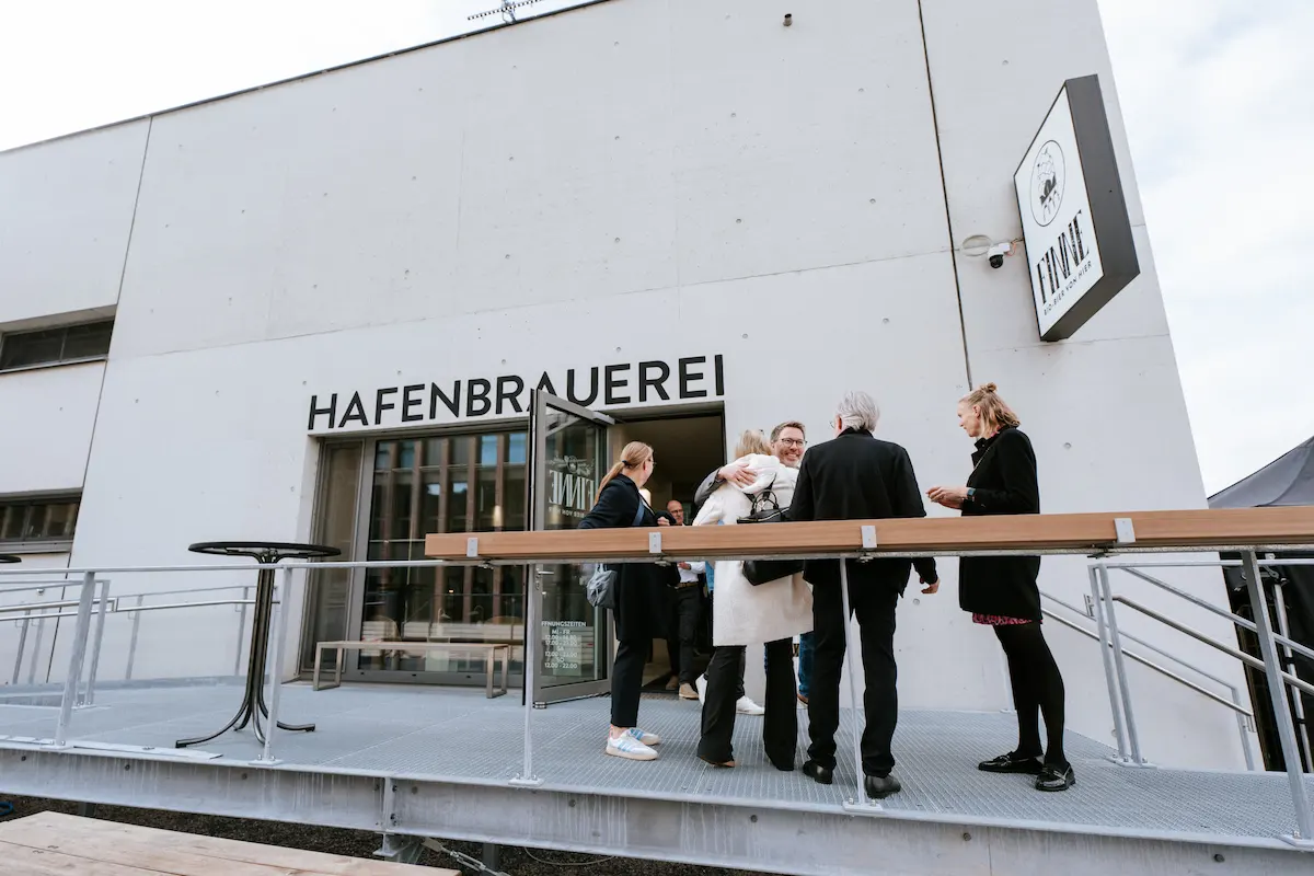 Gäste vor der Finne Hafenbrauerei Münster beim Opening in moderner Industriearchitektur