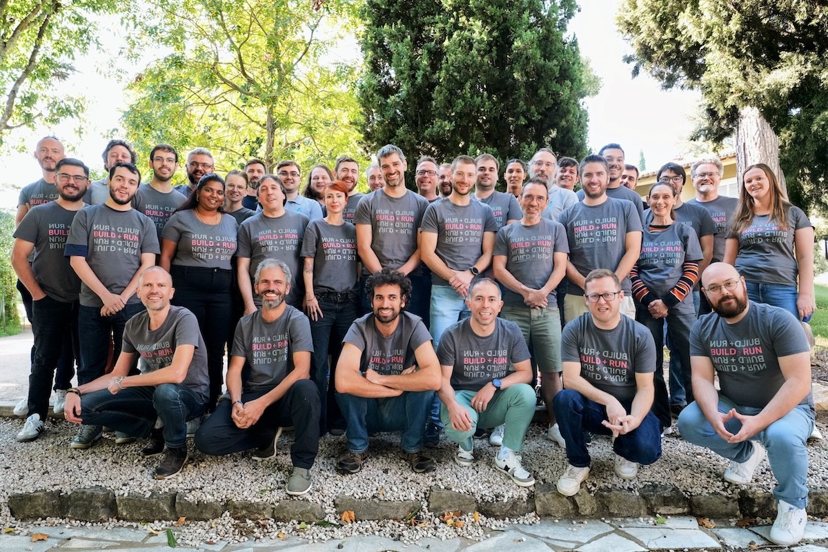 Picture of the Scalingo team discussing