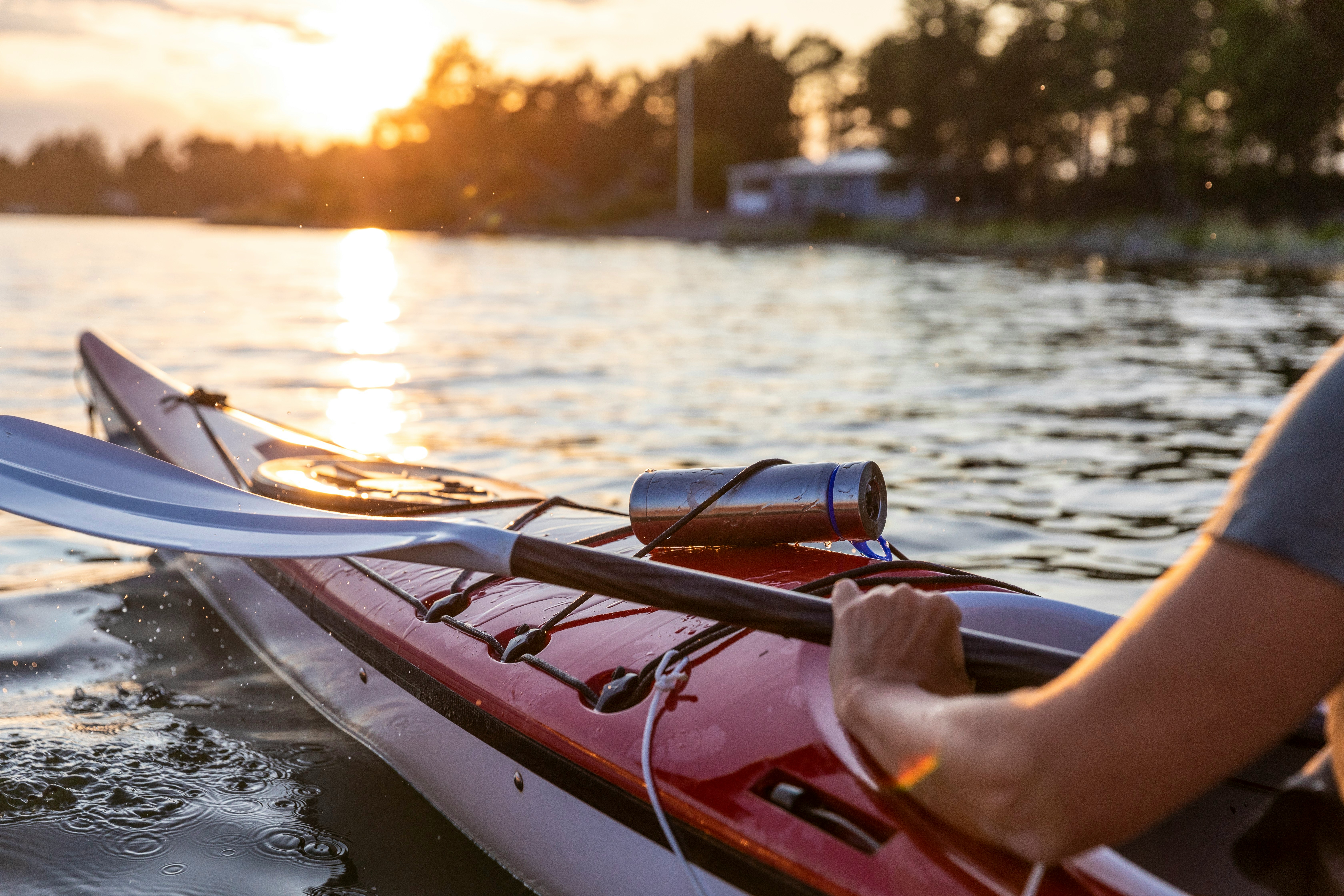 Ruderer auf einem Fluss - exemplarisch für aerobes Training