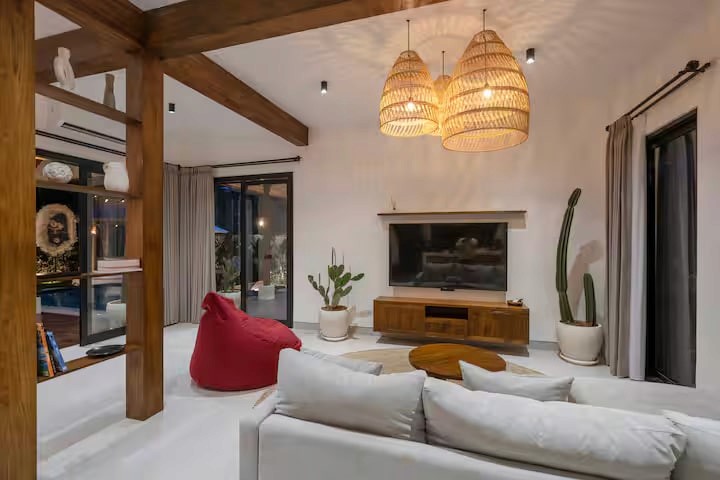 A 2-bedroom villa with a large pool and garden in Ubud