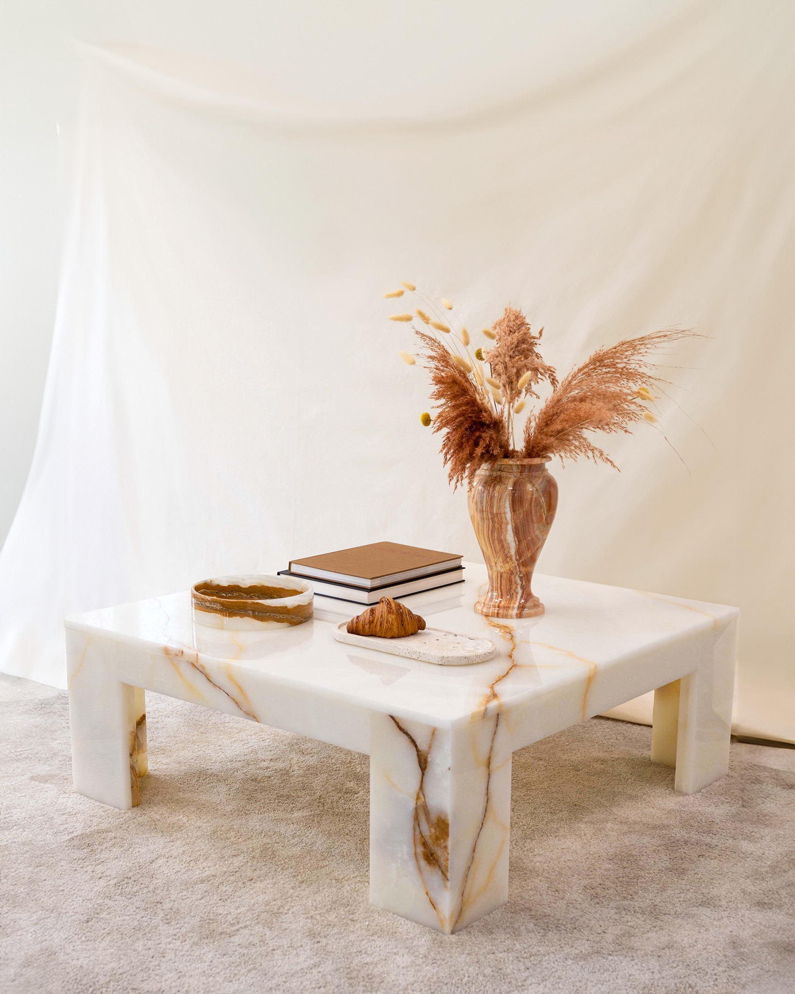 Spider White Onyx Tischplatte mit feinen Adern