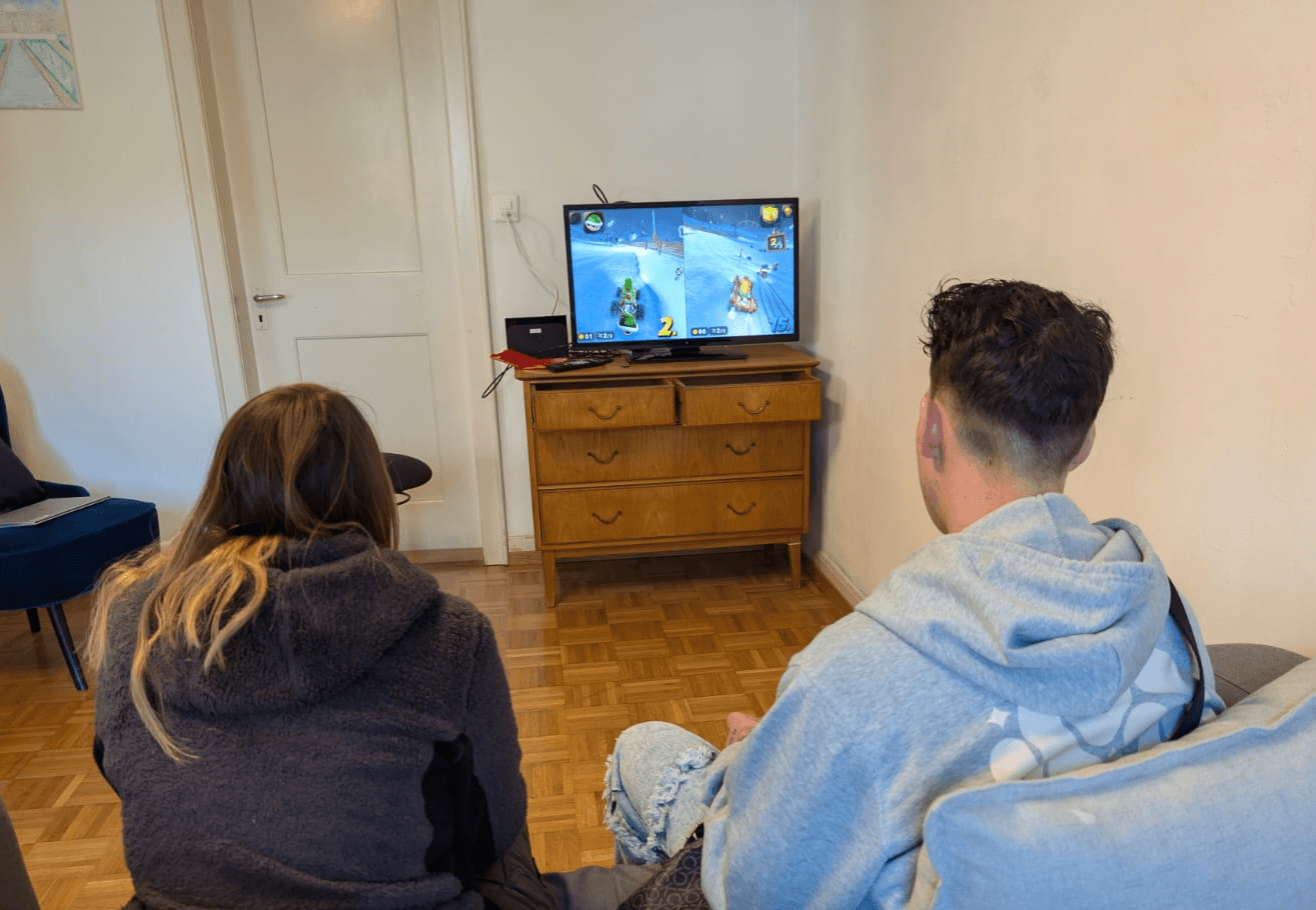 Bewohnerin im Haus Raphael bei der sorgfältigen Auswahl von Kaffeebohnen in der Küche – Förderung von Konzentration und lebenspraktischen Fertigkeiten.