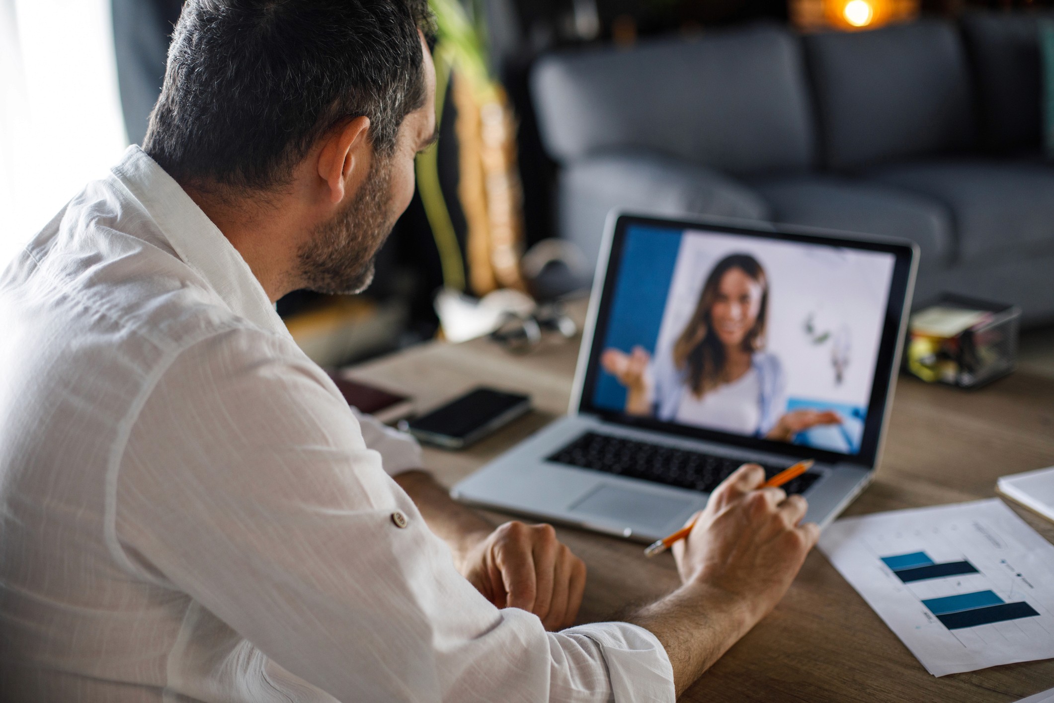 Start Brazil Expert, helping man on a videocall with Digital Nomad Visa Application