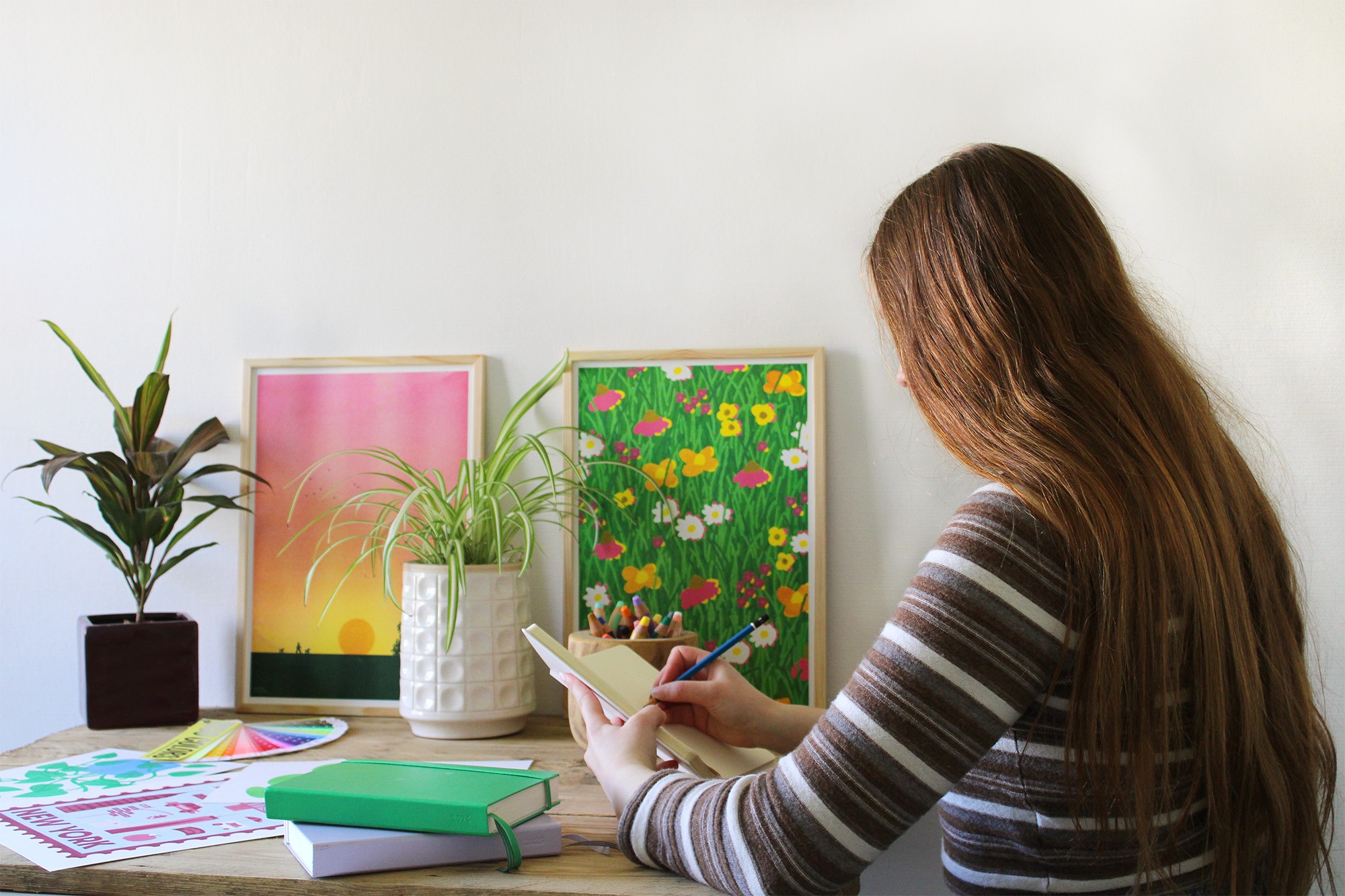 Julie qui écrit sur un carnet