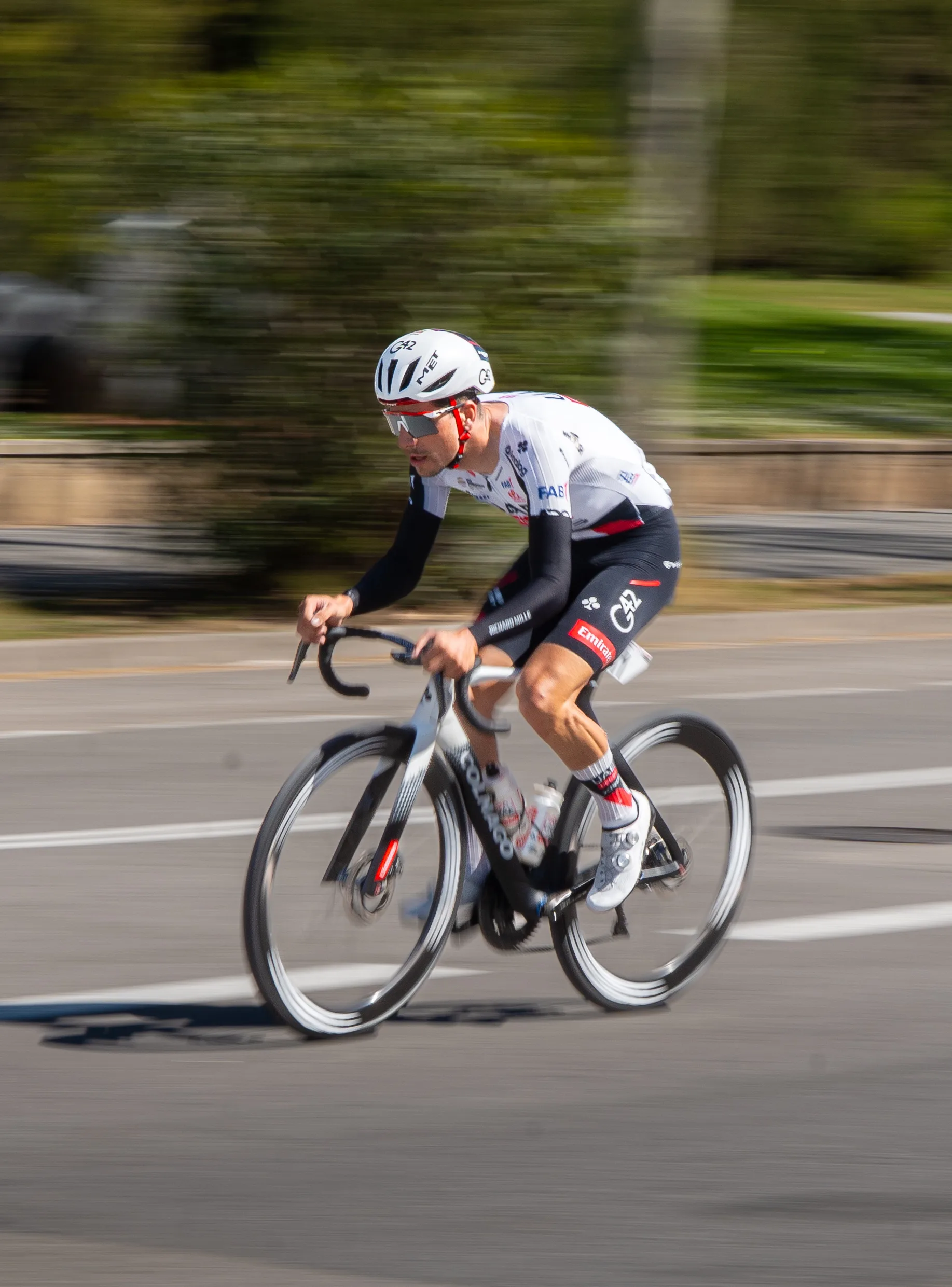 Ciclista en plena acción en la Volta Ciclista a Catalunya 2026, foto deportiva de Nolan Pardo