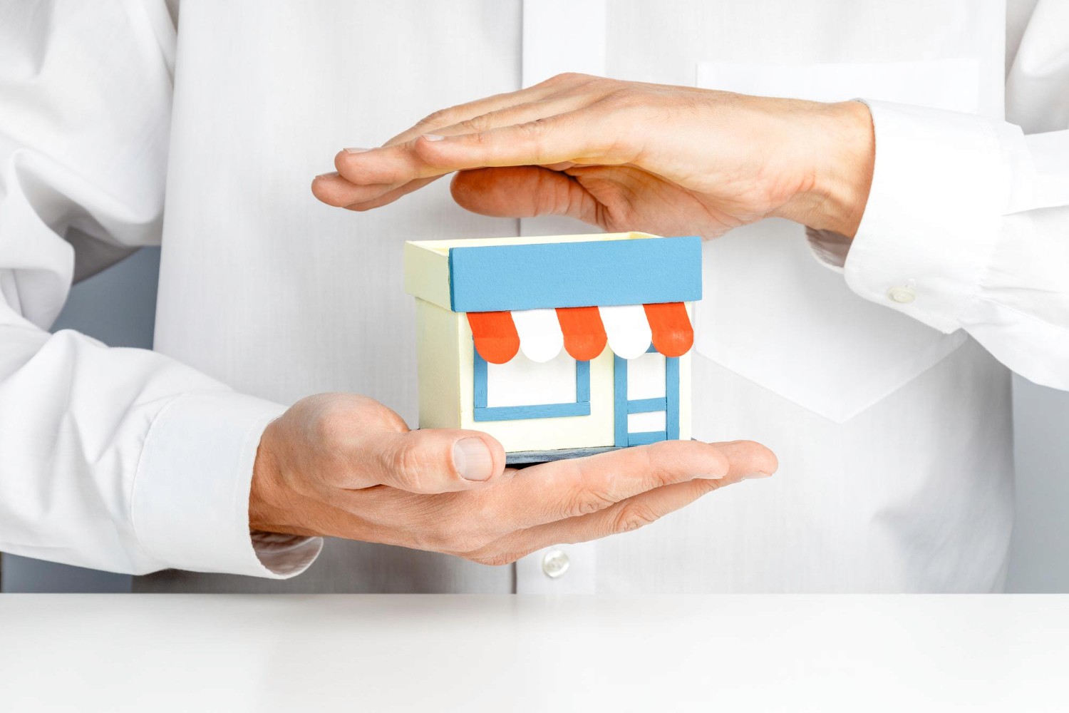 D&O保險頁面配圖:高級董事坐於辦公室內,象徵企業決策、管理責任及董事高管責任風險保障 / D&O insurance page image of a senior executive seated in an office, representing corporate decision-making, management responsibility and directors and officers liability protection