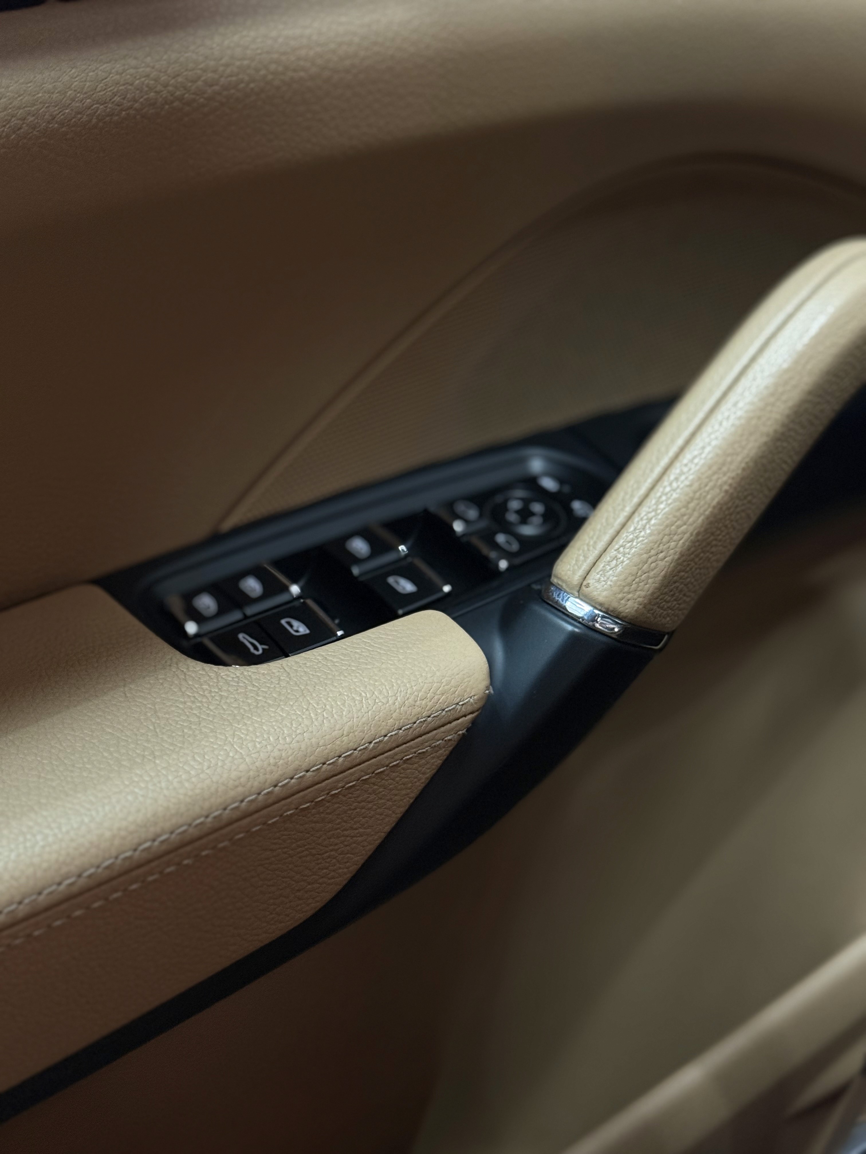 a close up of a steering wheel