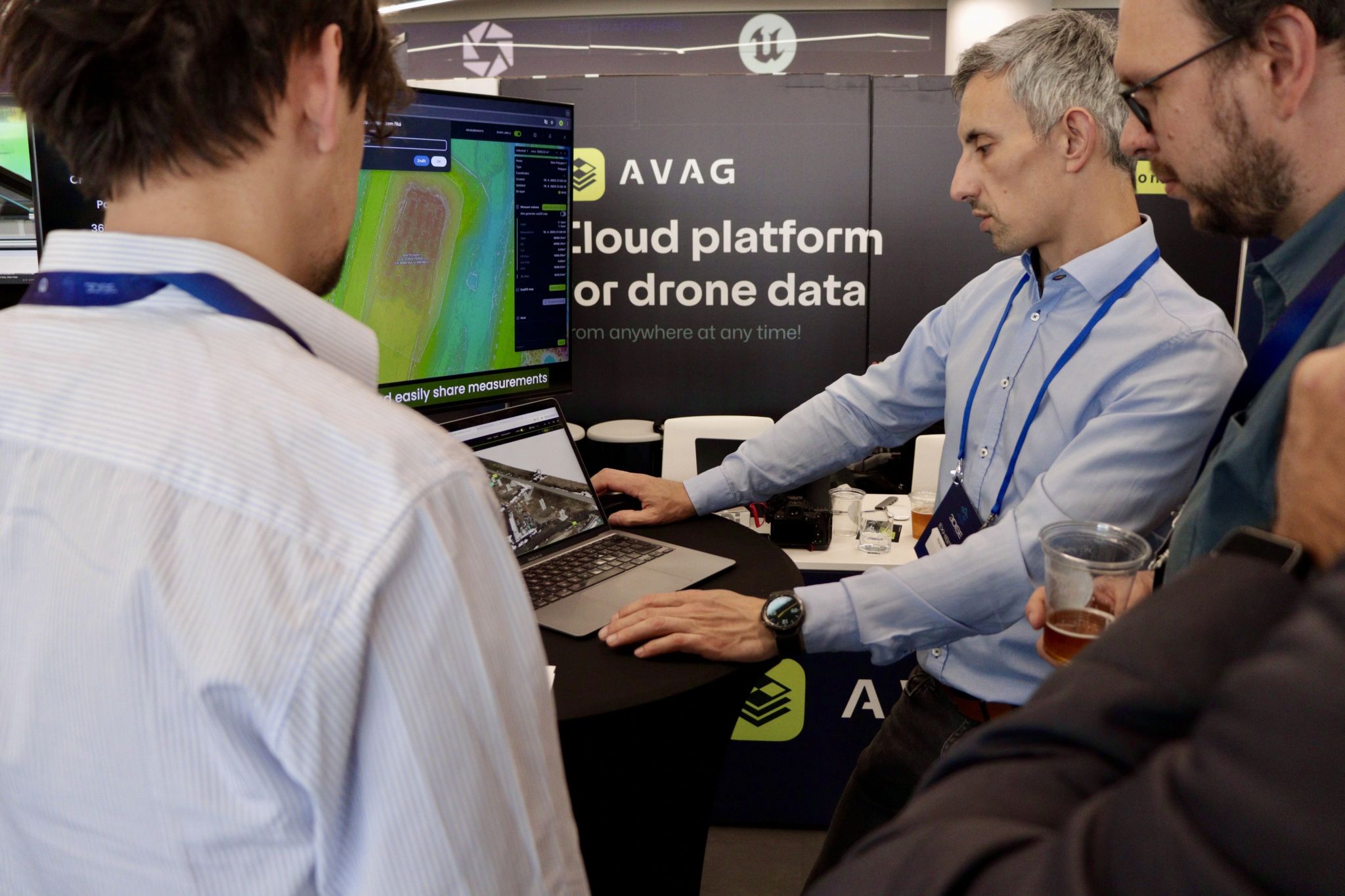 Marek Ruzek showing AVAG to attendees