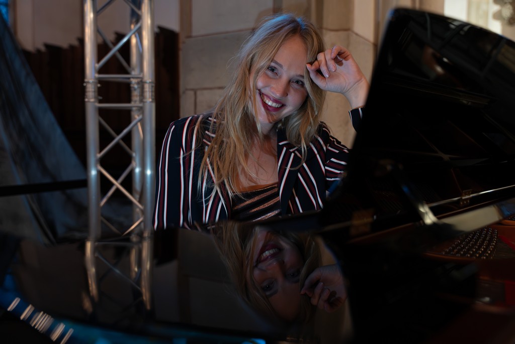 Lisanne Spaander achter piano