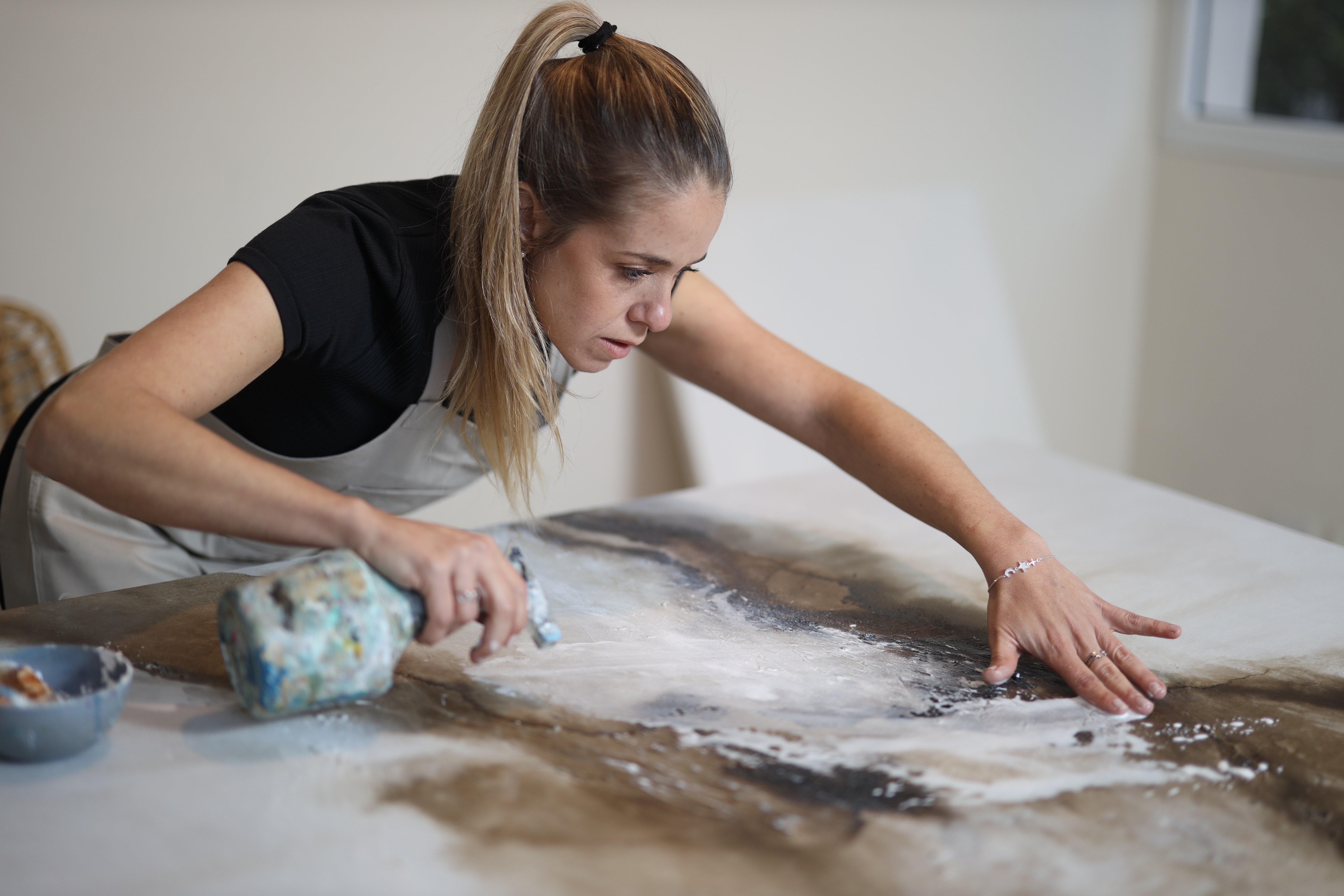 Picture of Lorena Matarraz painting in her workshop