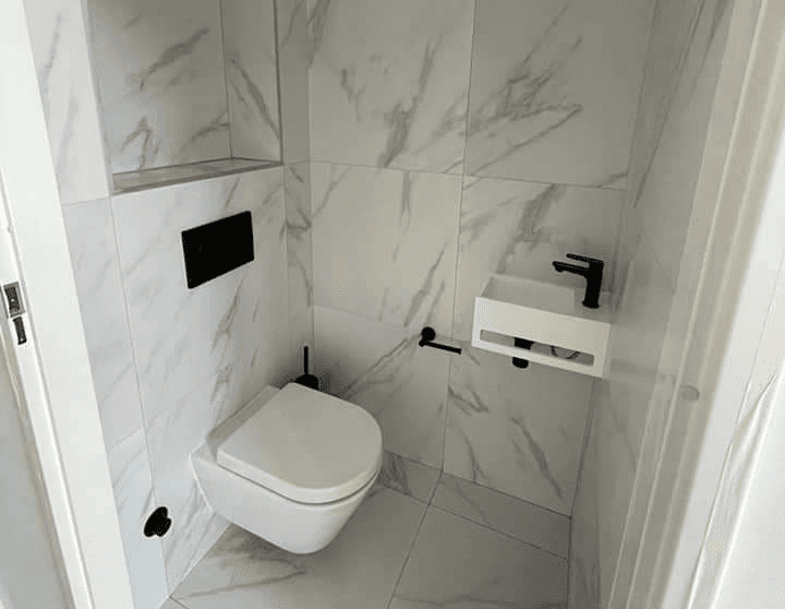 Moderne en nette renovatie van toiletten