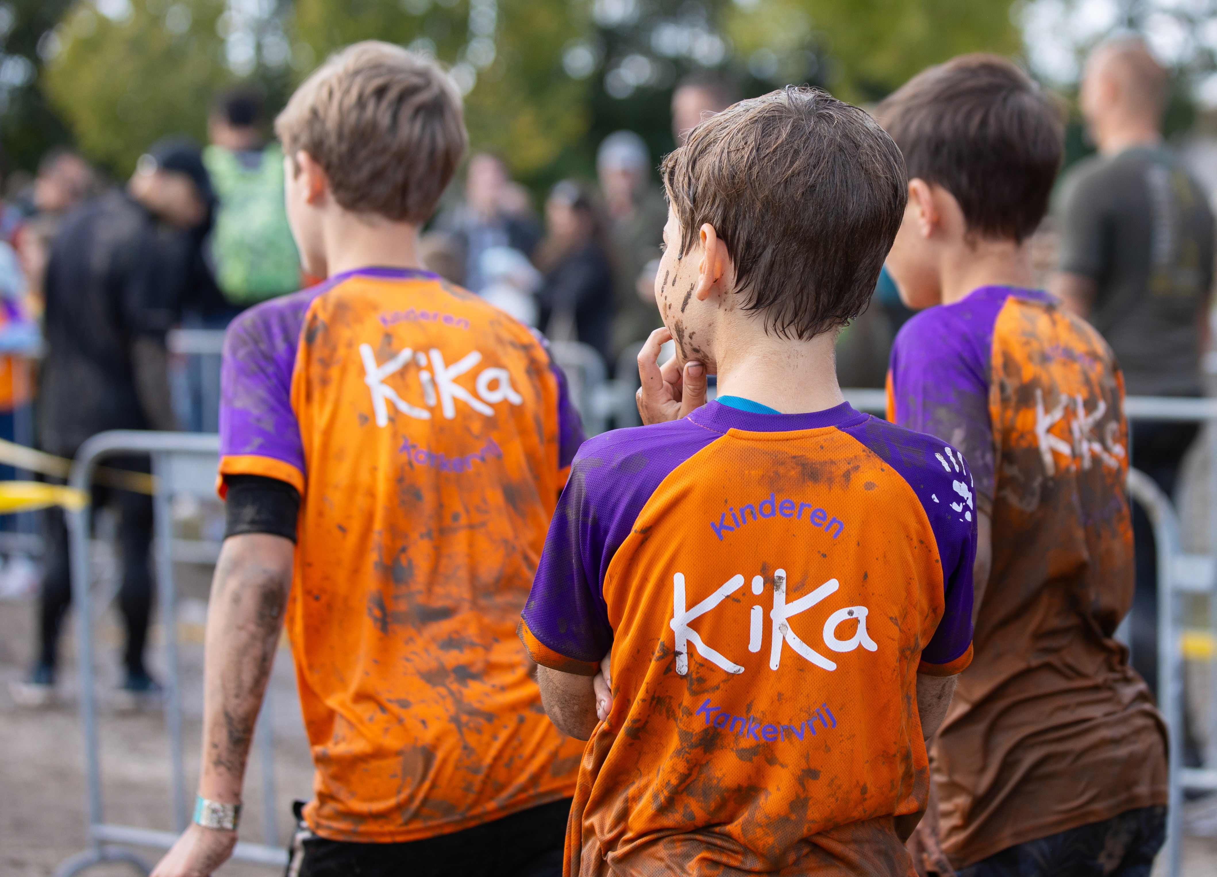 Kinderen staan te wachten voor obstakel