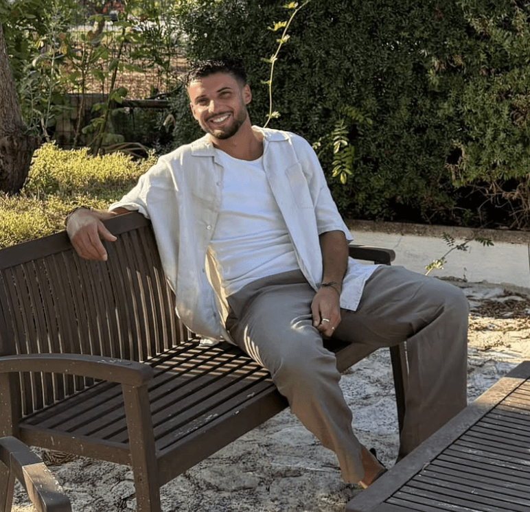woman wearing black long-sleeved top