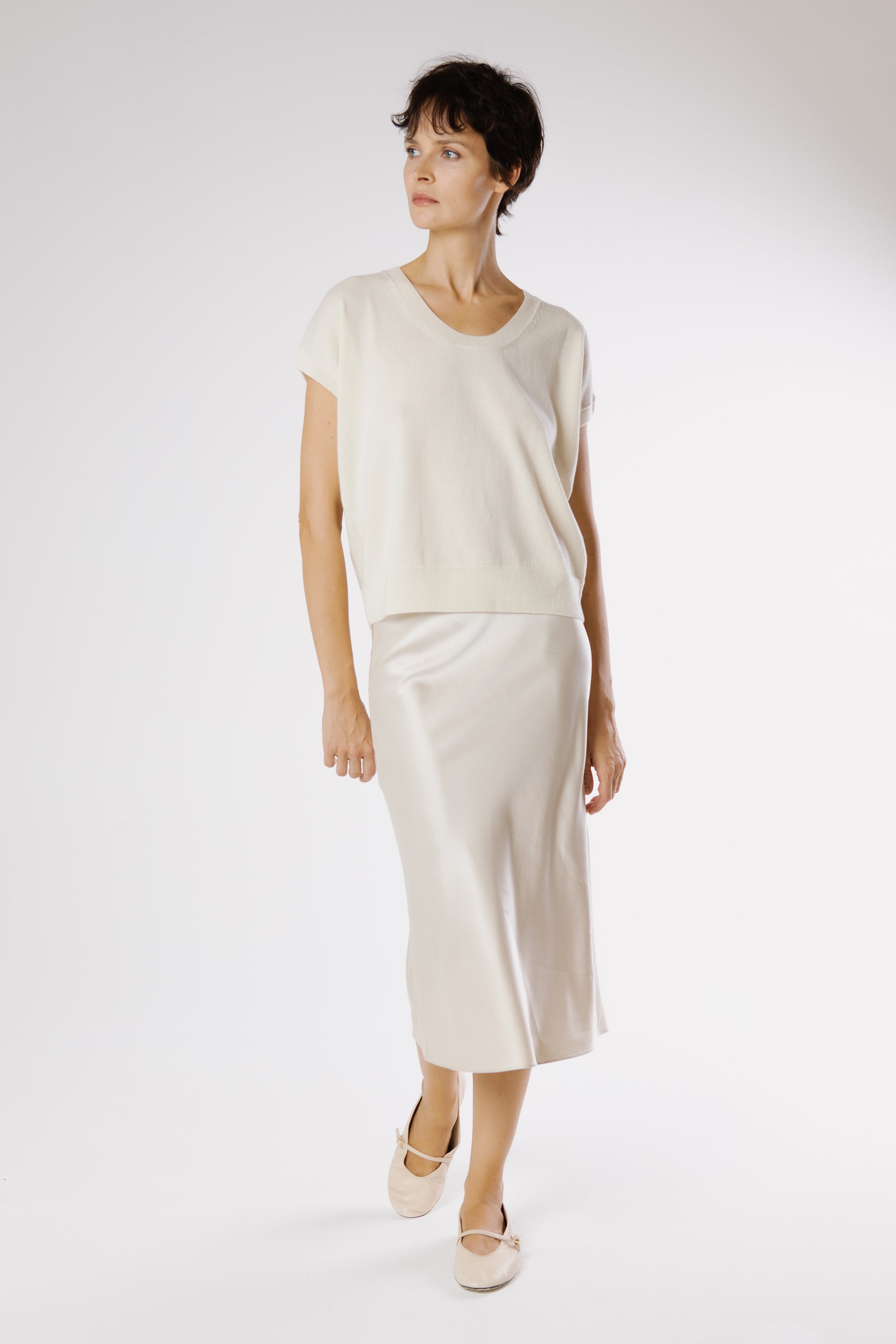 Model wearing the Hamlet Cashmere Pullover Lapponia styled with a fluid satin skirt for an effortless and refined luxury look.