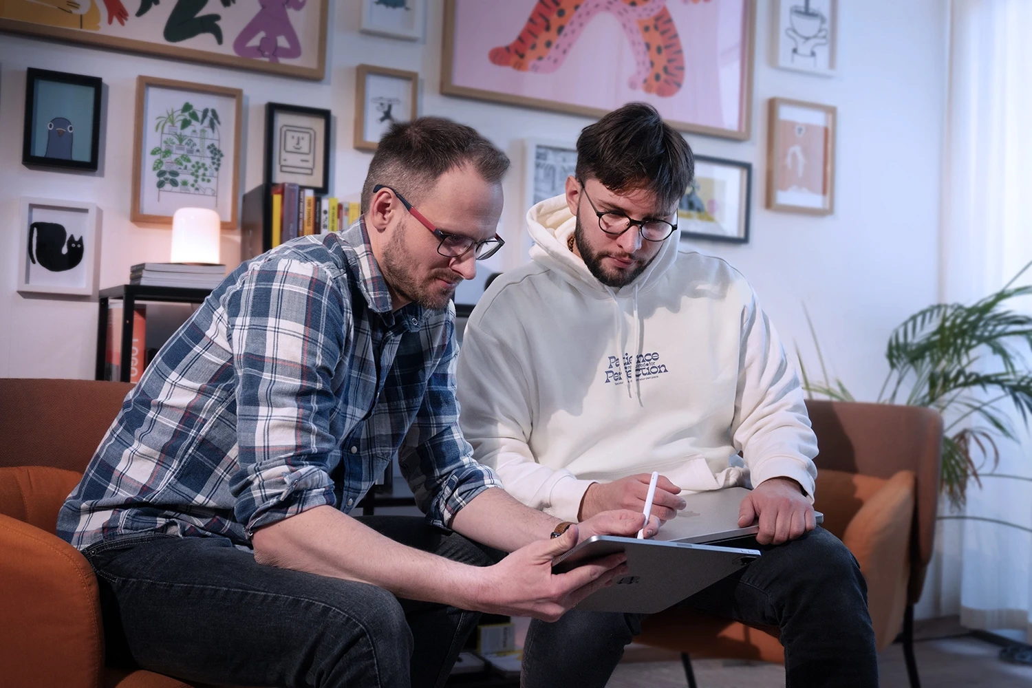 Férfi laptopot használ