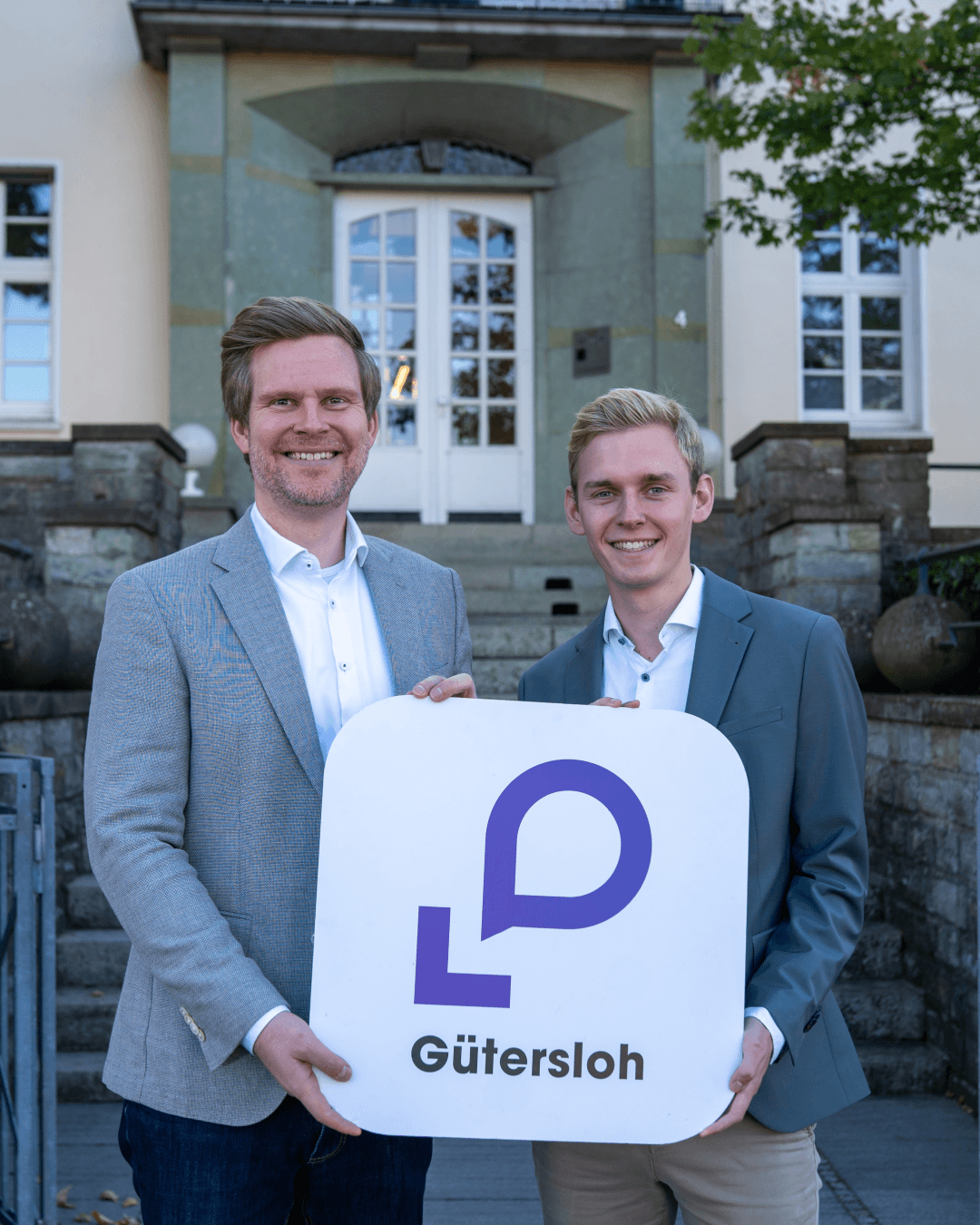 Stacked square glass jars filled with golden serum and bubbles, silver lids—luxury skincare packaging on a light background.