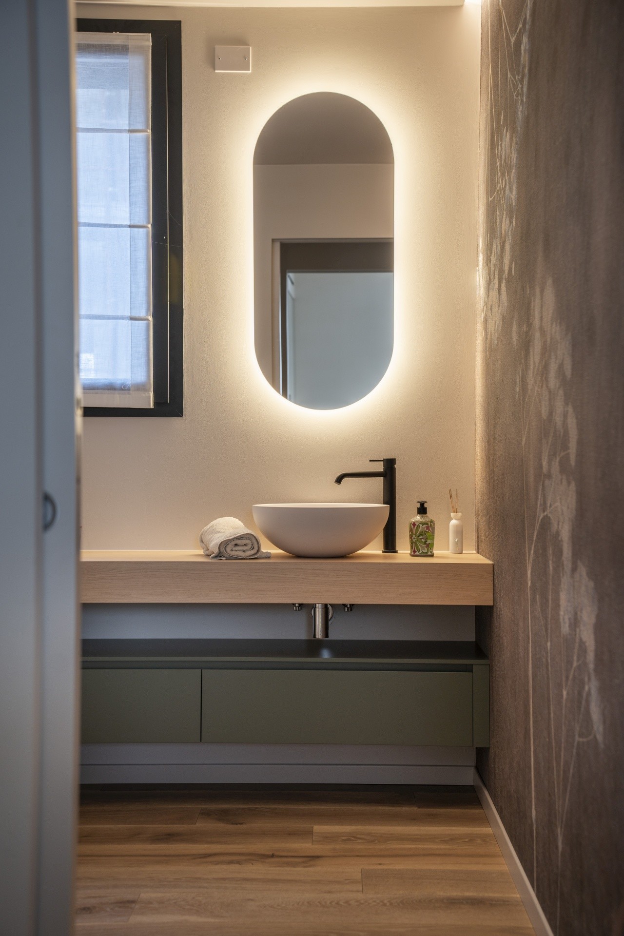 Fotografia cucina minimale in legno e acciaio satinato_nearlight studio fotografico