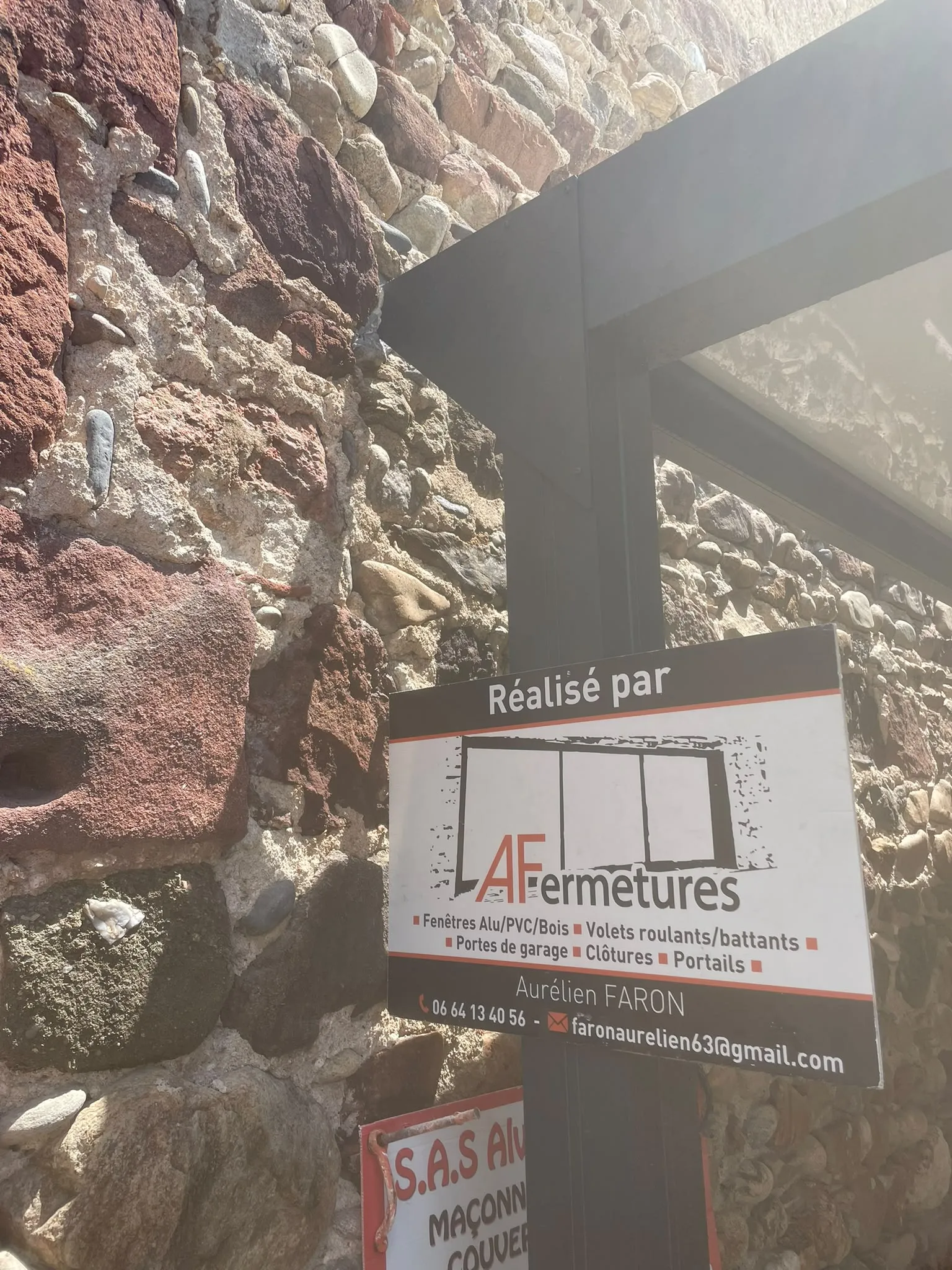 Véhicule AFermetures devant une façade en pierre — AFermetures