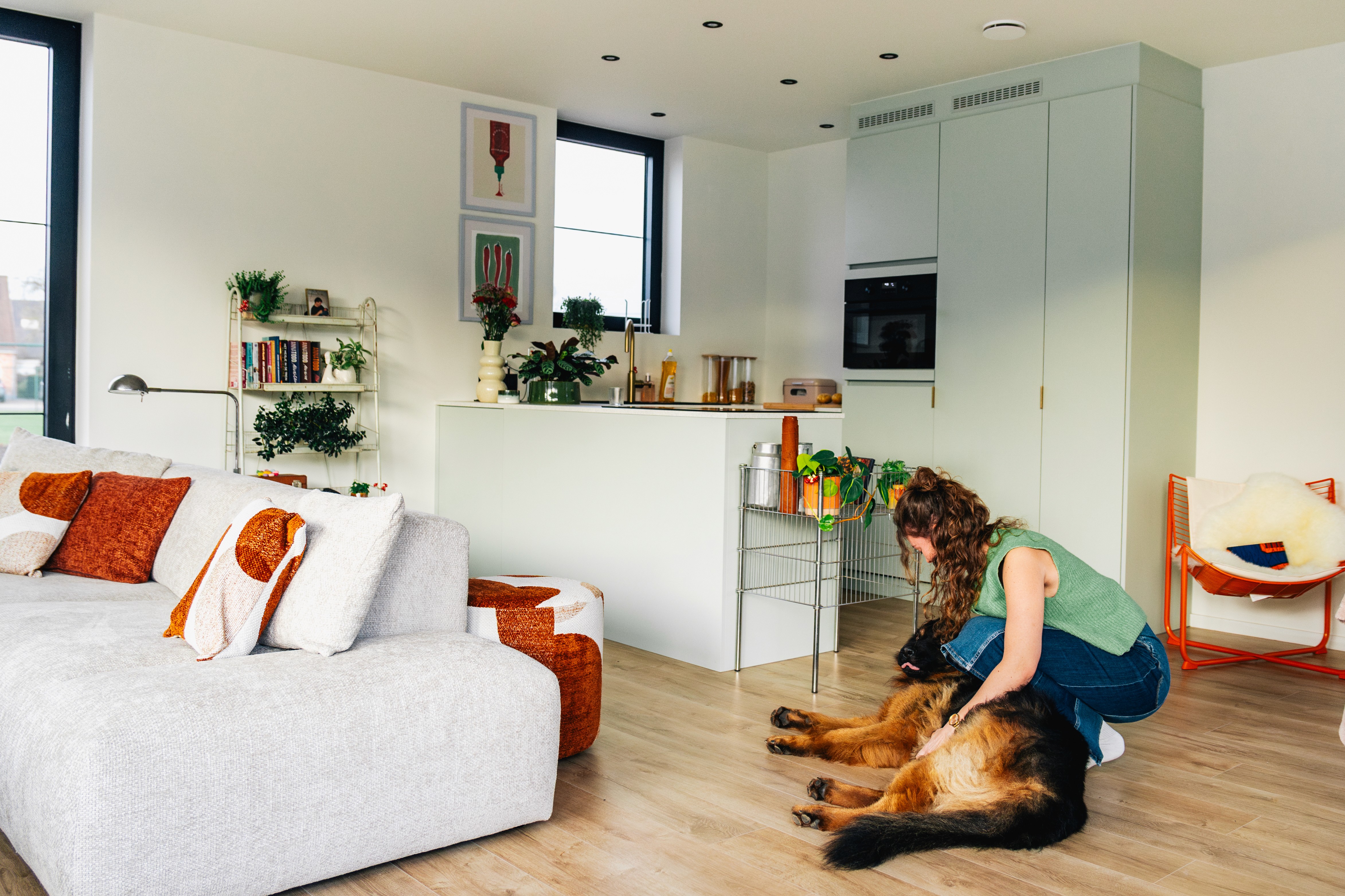 Nette De Mol in leefruimte woning van hubley