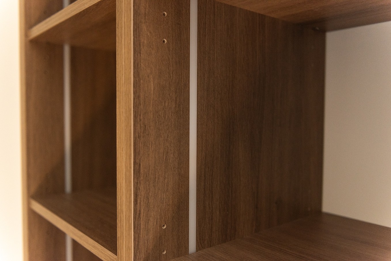 Corner cabinet with vertical shelving