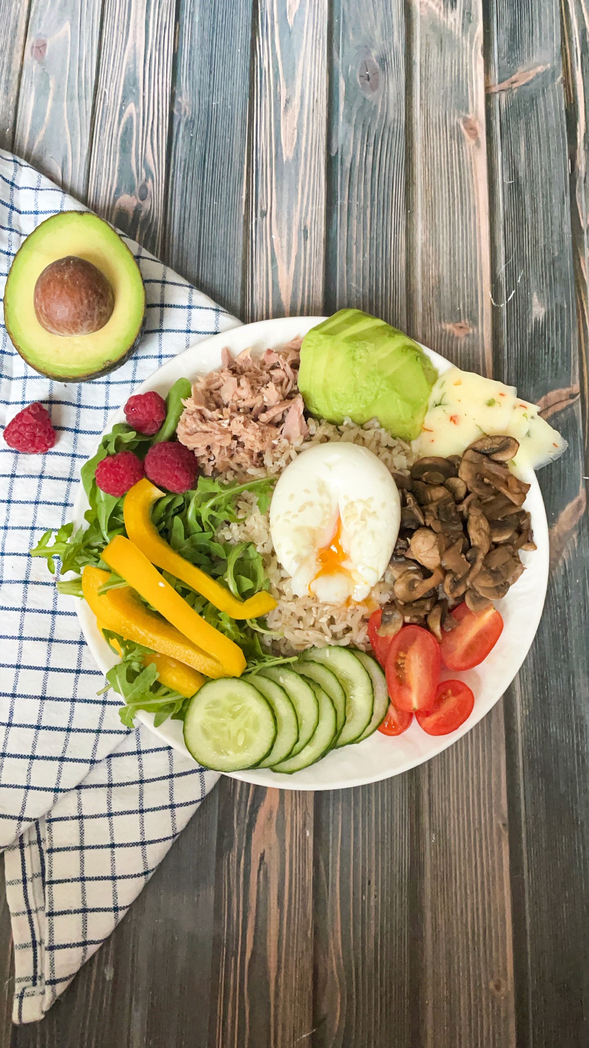 Balanced plate with leafy greens, protein and whole grains — Harvard Plate Method applied to women's nutritional needs